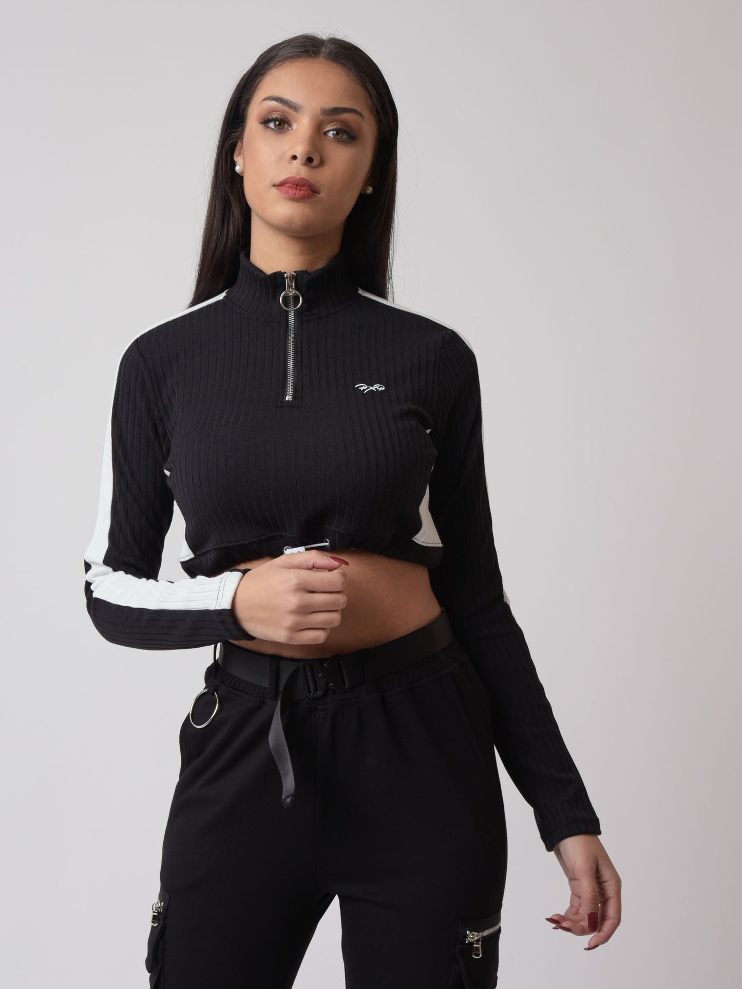 sweatshirt-crop-elastique-noir-modelshot