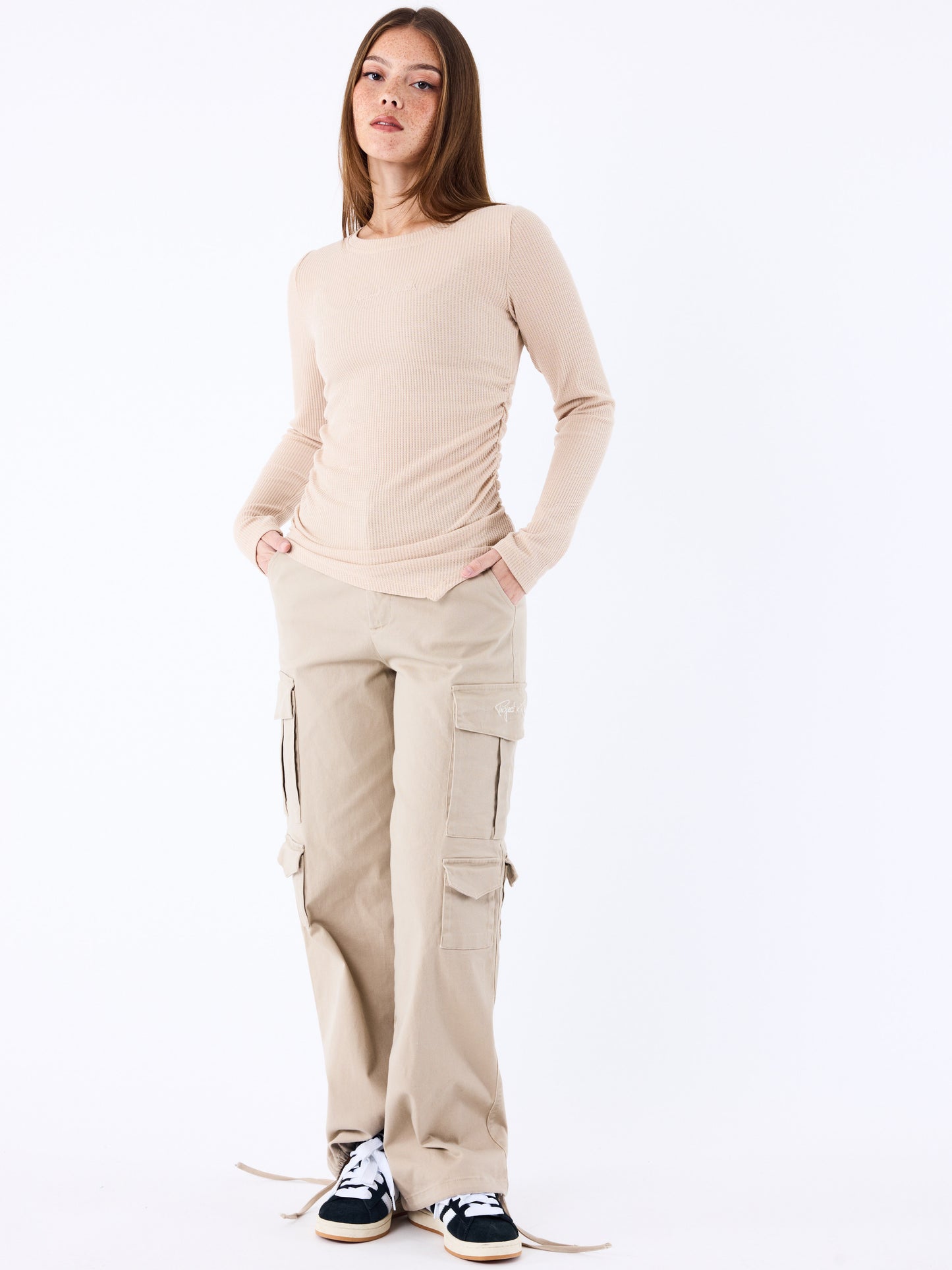 tee-shirt-a-manches-longues-essentials-taupe