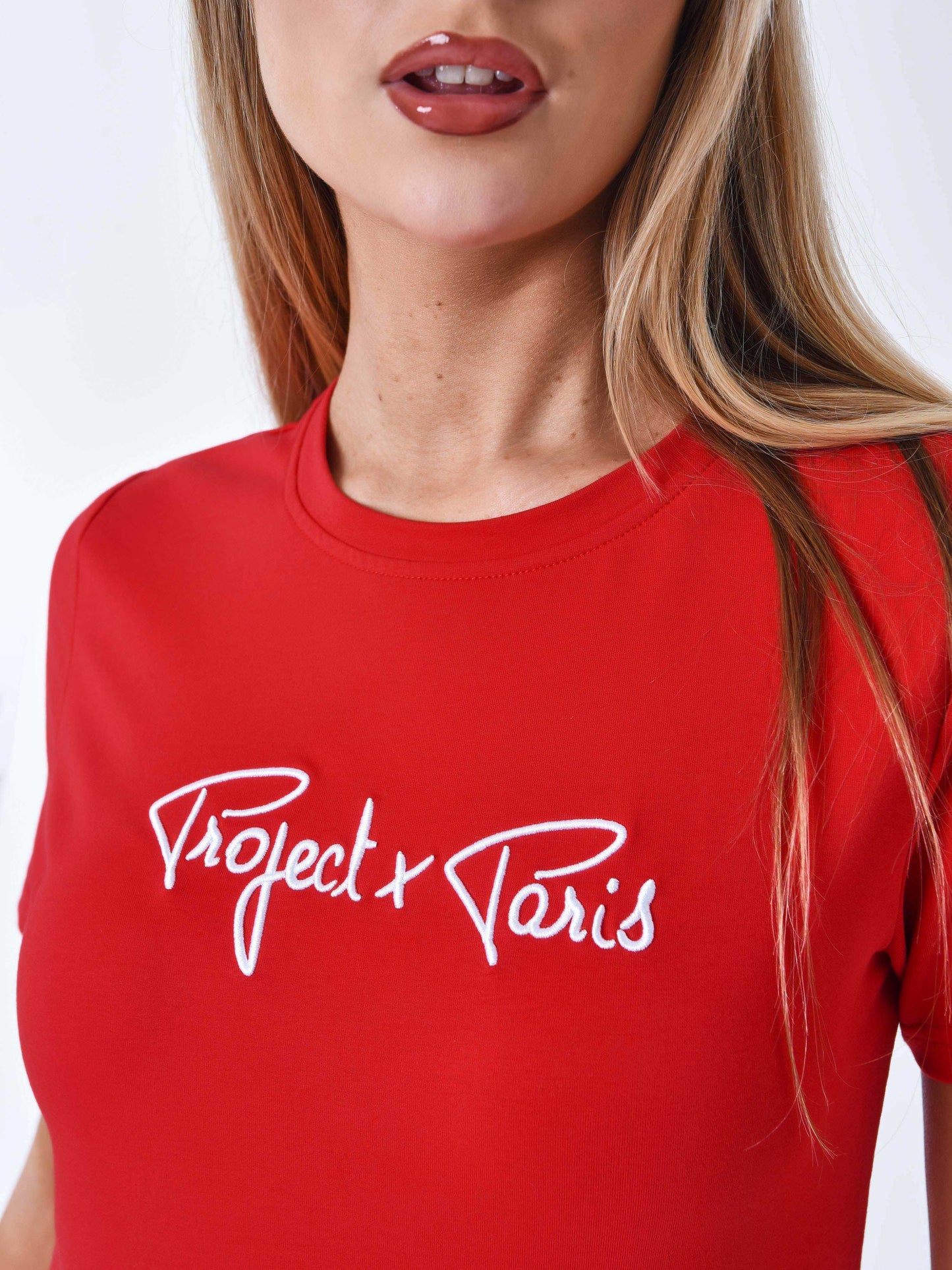 tee-shirt-basic-broderie-logo-signature-rouge-modelshot