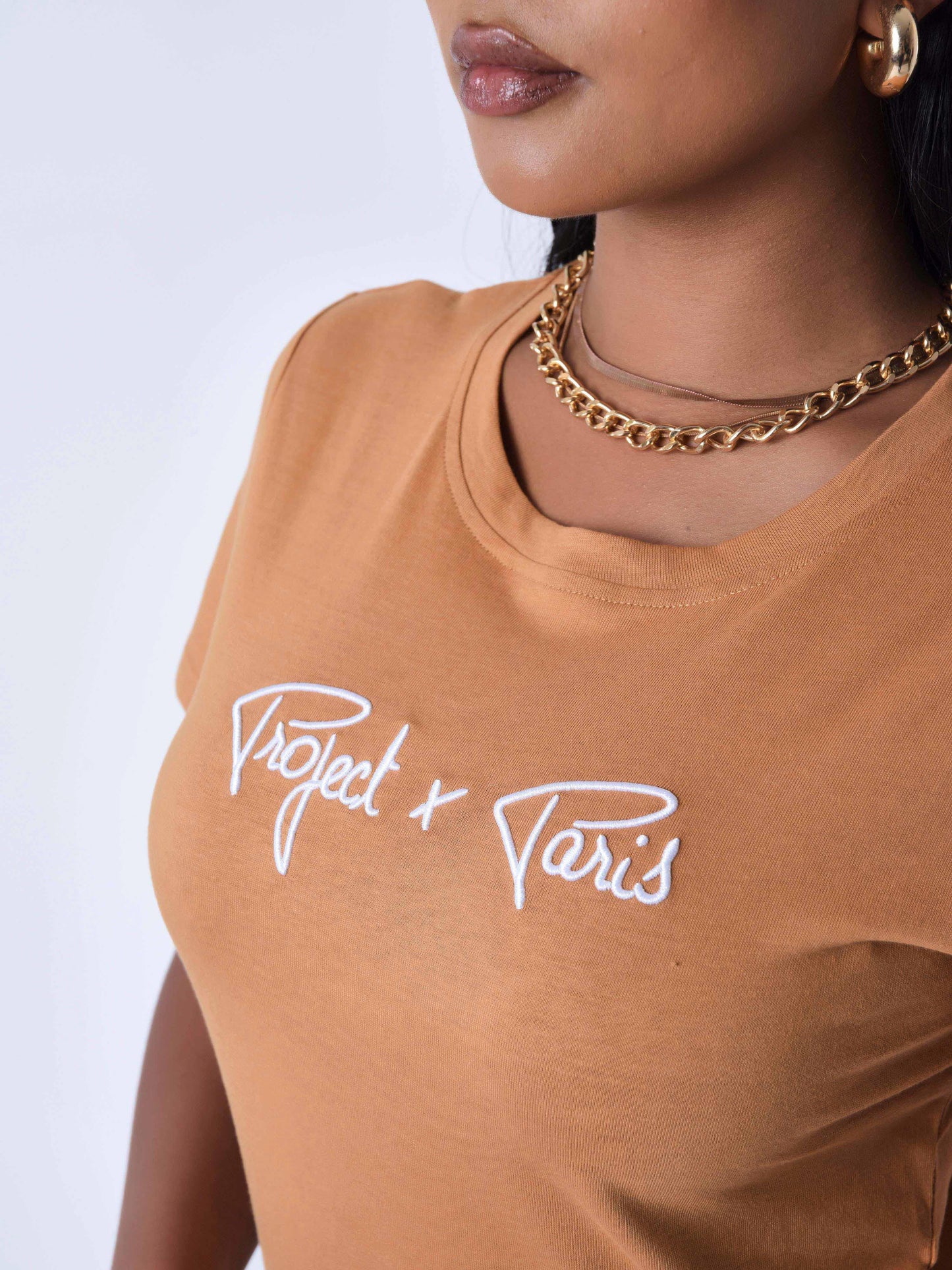 tee-shirt-basic-broderie-logo-signature-camel-modelshot