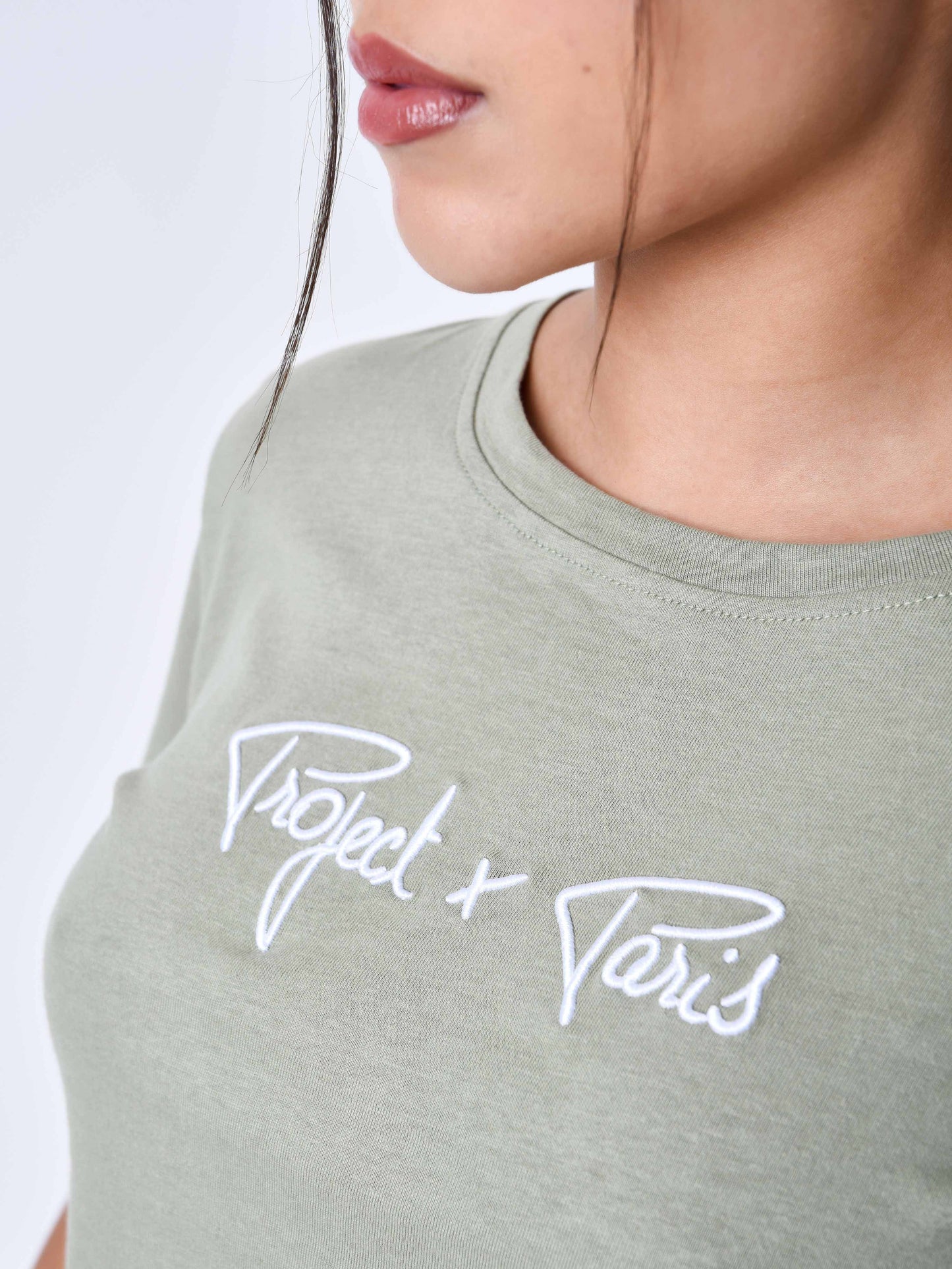 tee-shirt-basic-broderie-logo-signature-kaki-detailshot