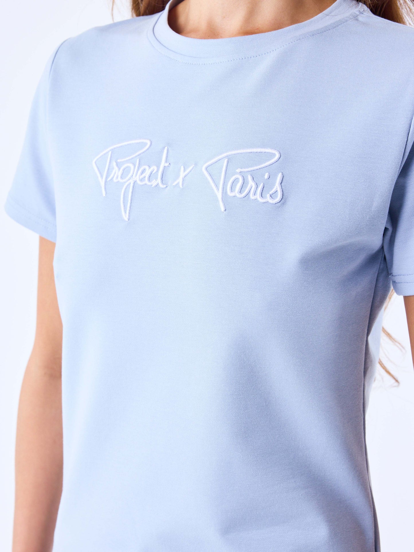 tee-shirt-basic-broderie-logo-signature-bleu-ciel-modelshot