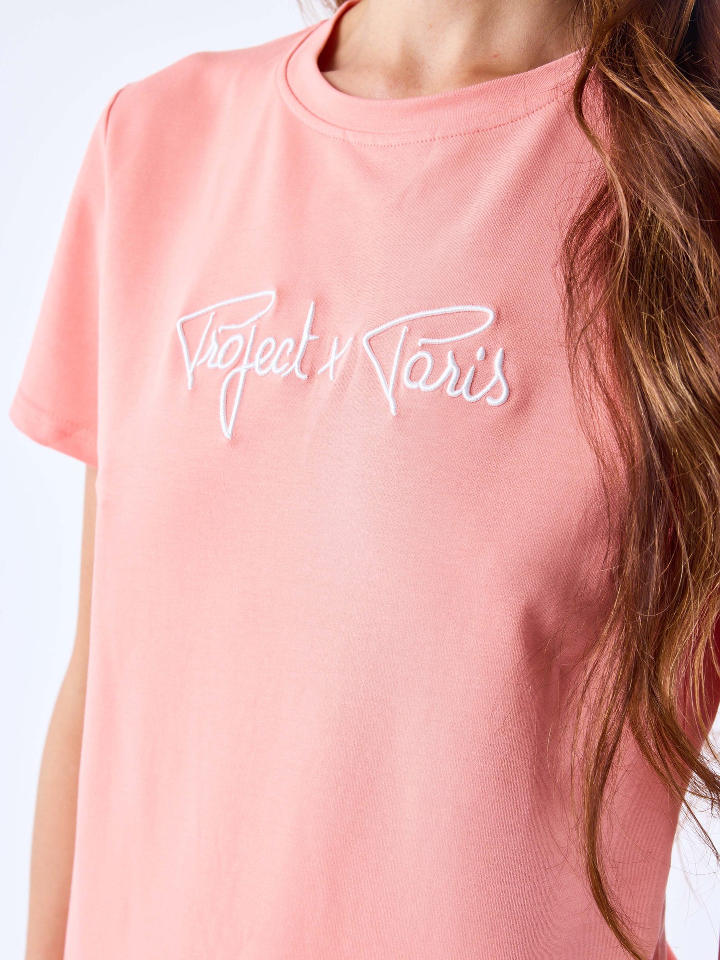 tee-shirt-basic-broderie-logo-signature-coral-detailshot
