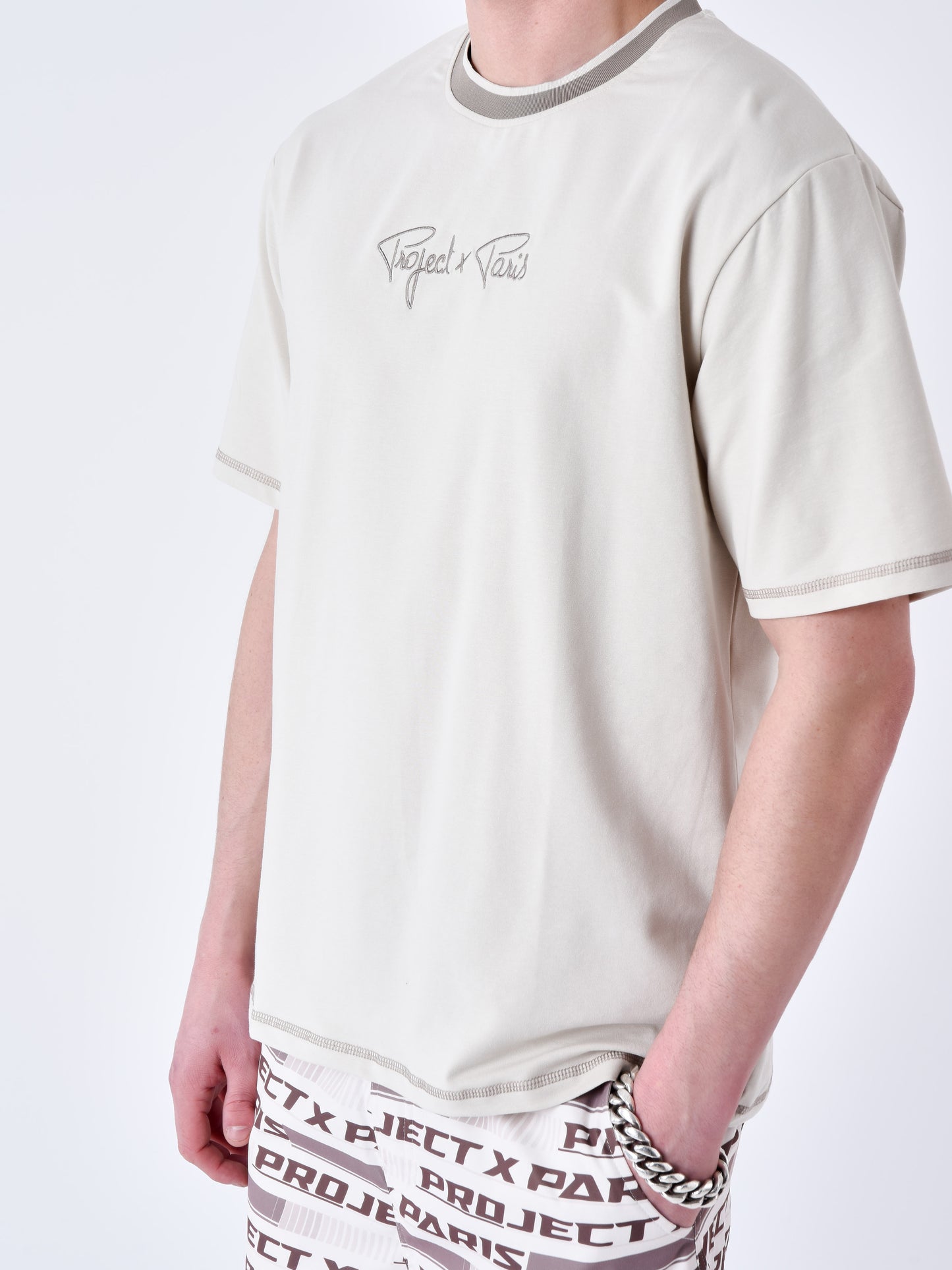 tee-shirt-classique-brode-greige-modelshot
