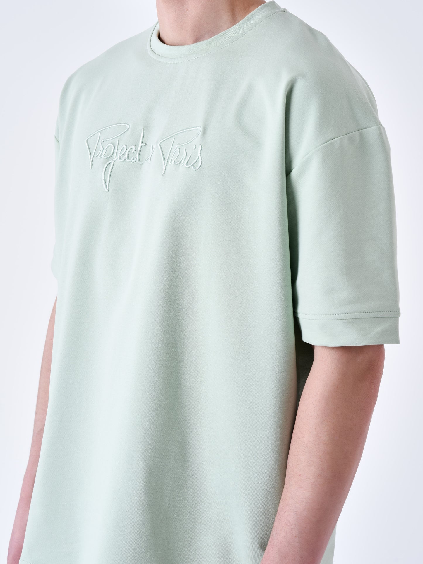 tee-shirt-classique-full-logo-broderie-essentials-vert-d-eau-modelshot