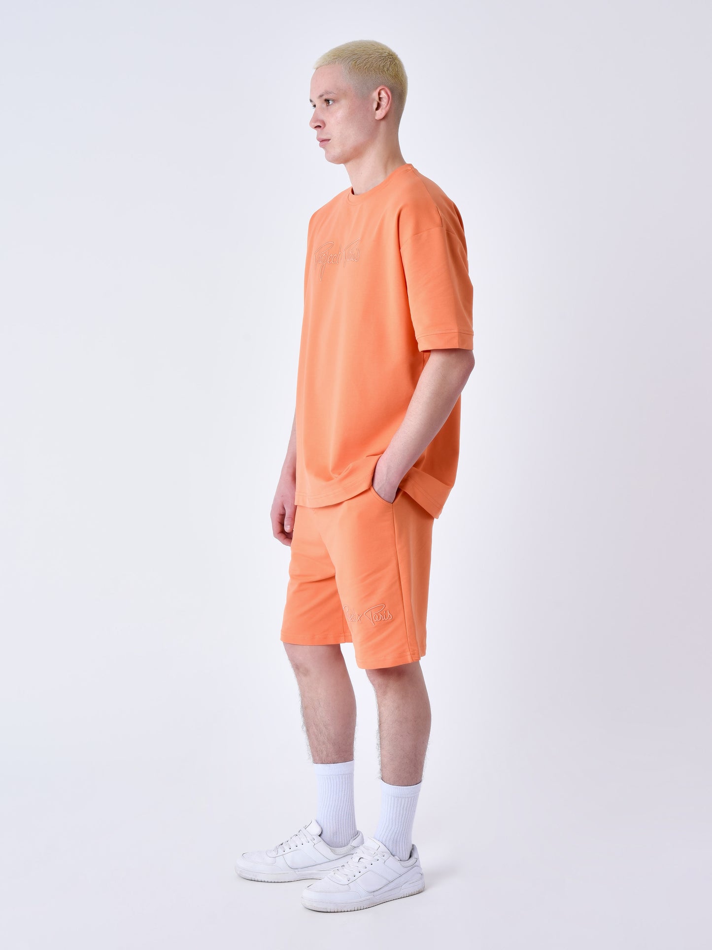 tee-shirt-classique-full-logo-broderie-essentials-orange-modelshot