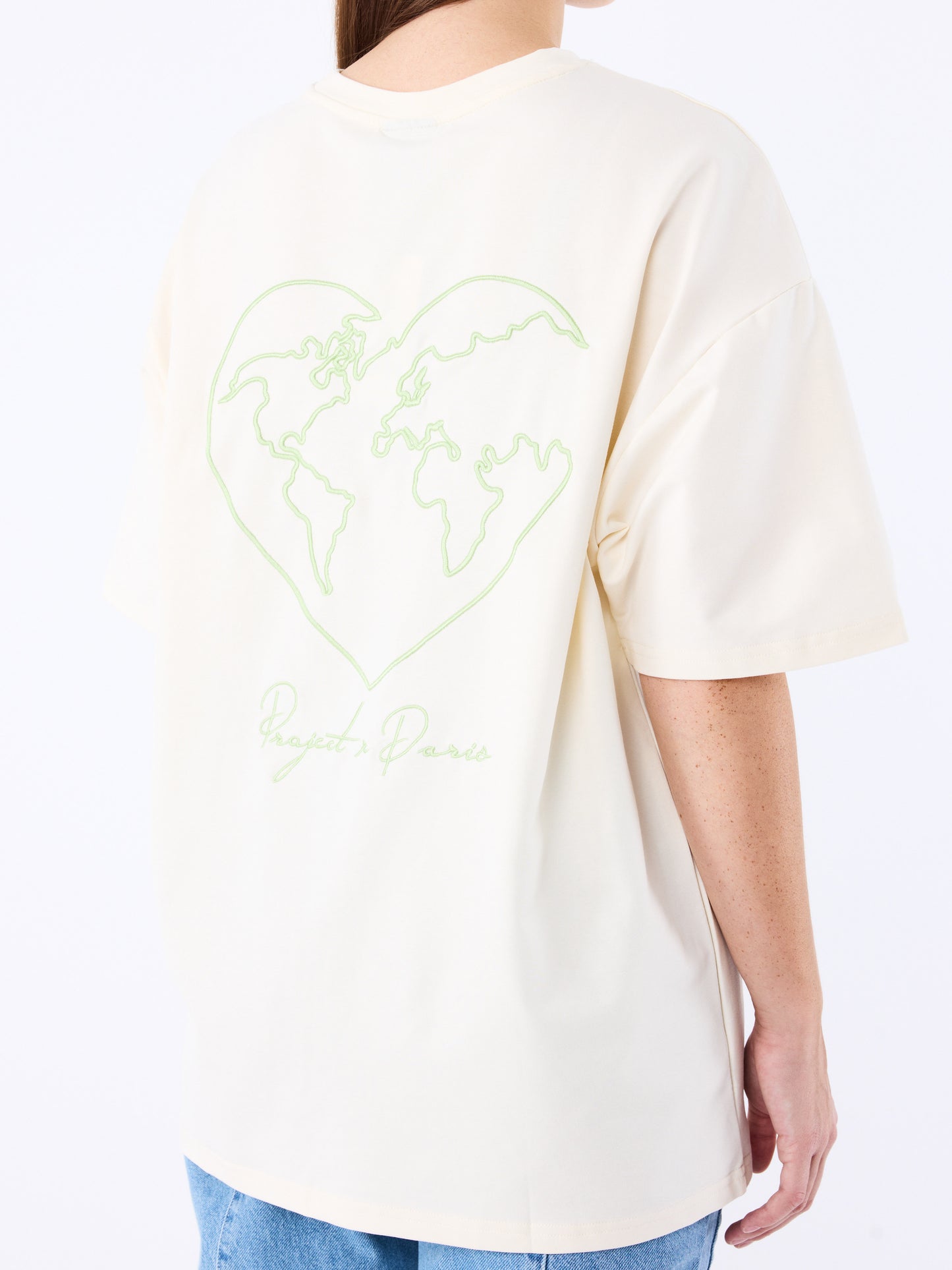 tee-shirt-motif-coeurmonde-5076-craie-modelshot