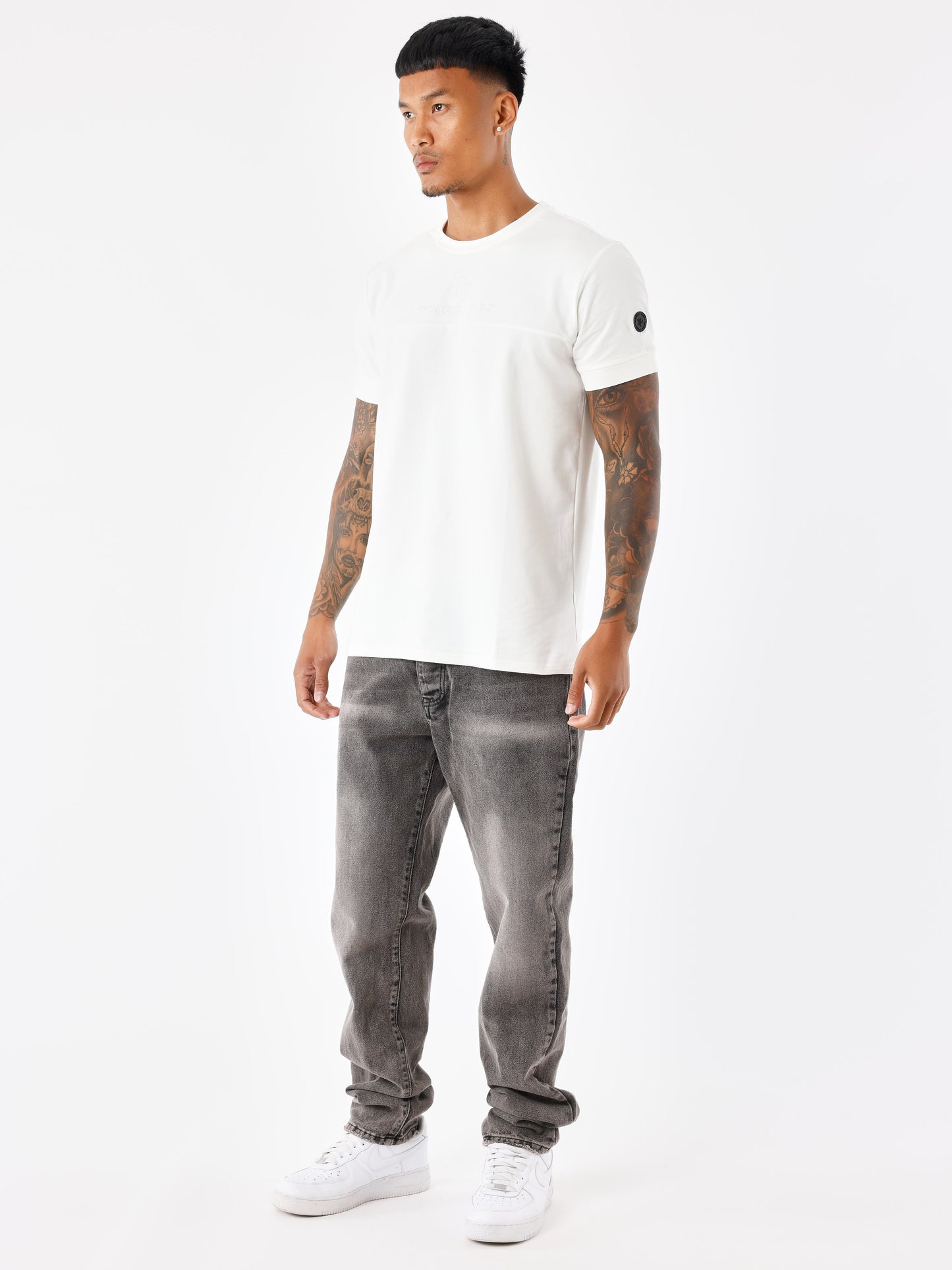 tee-shirt-style-techwear-blanc-casse