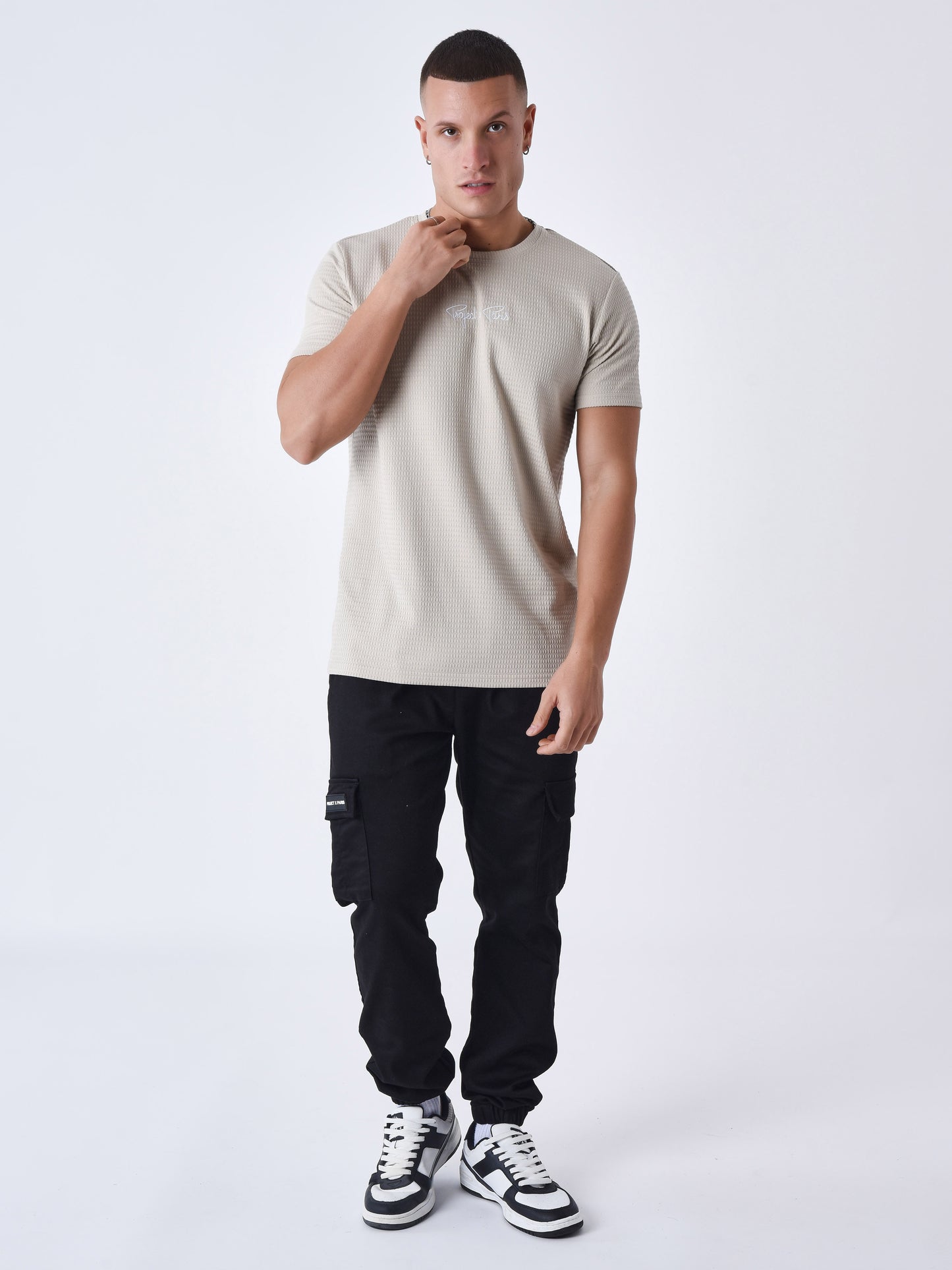 tee-shirt-texture-beige-modelshot