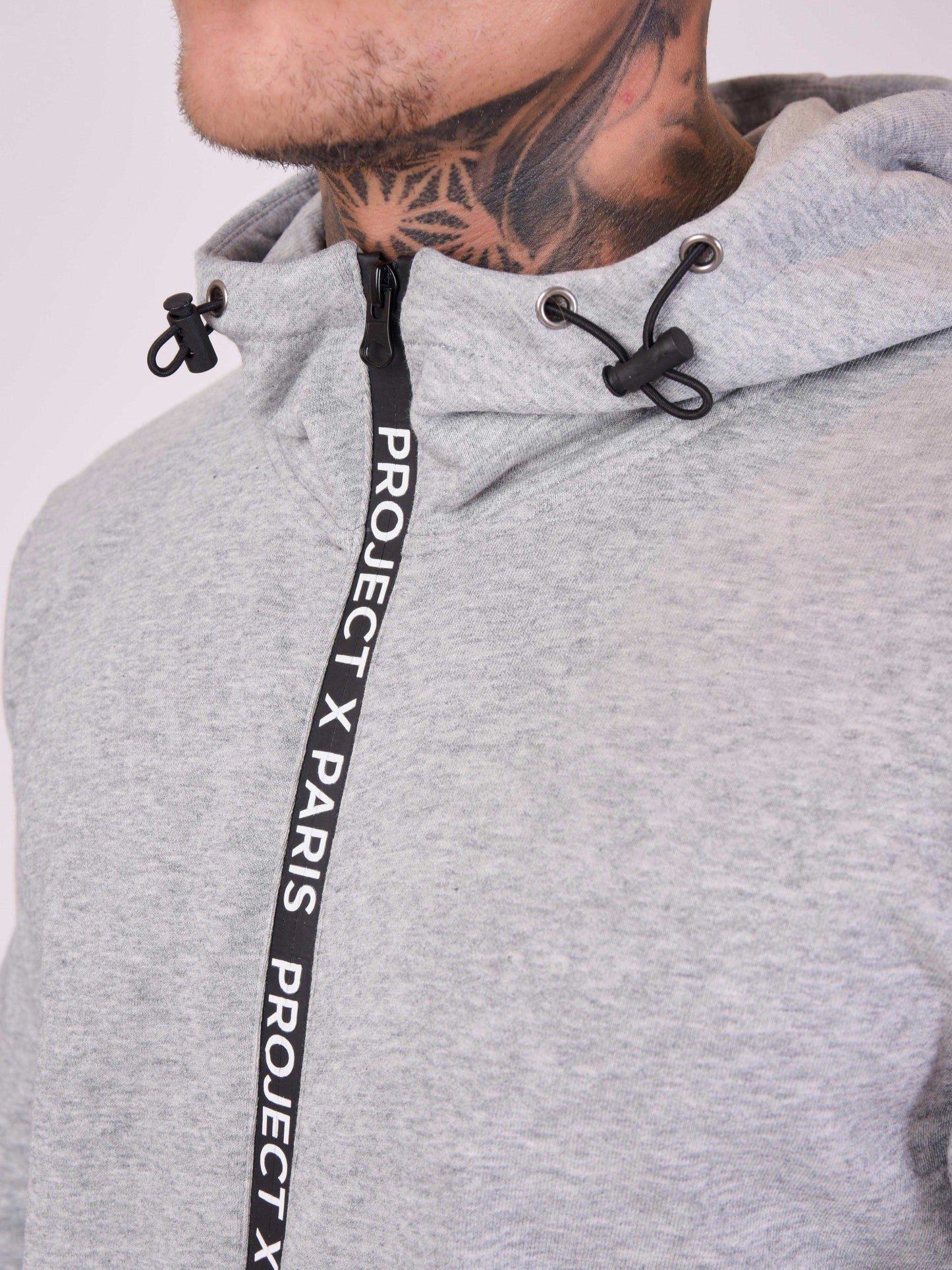 veste-a-capuche-basic-zip-logo-gris-clair-detailshot