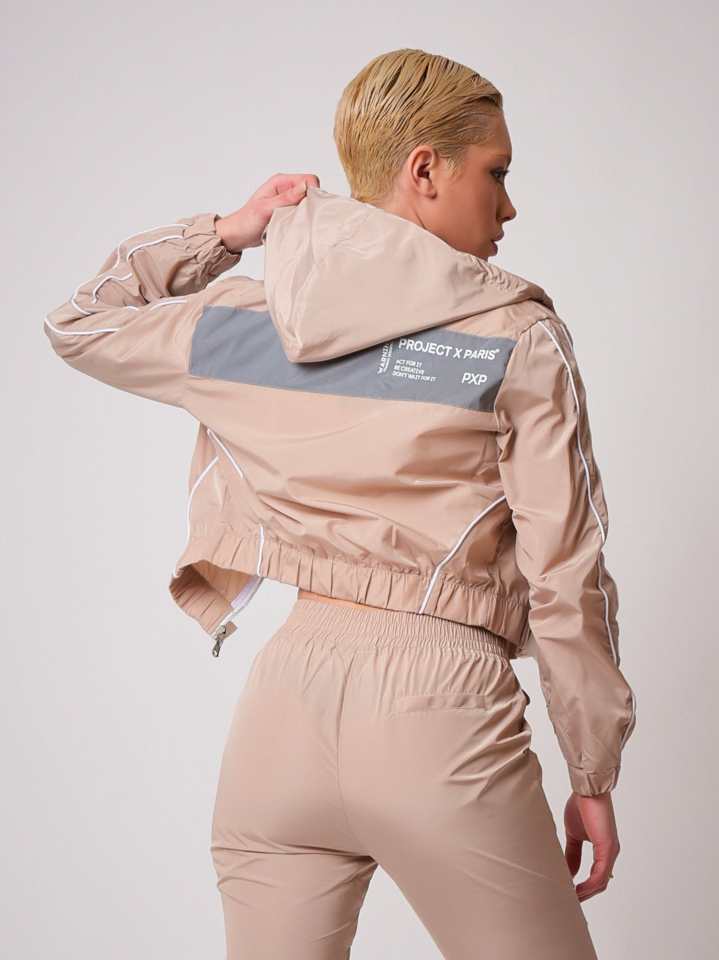 veste-a-capuche-piping-contraste-beige