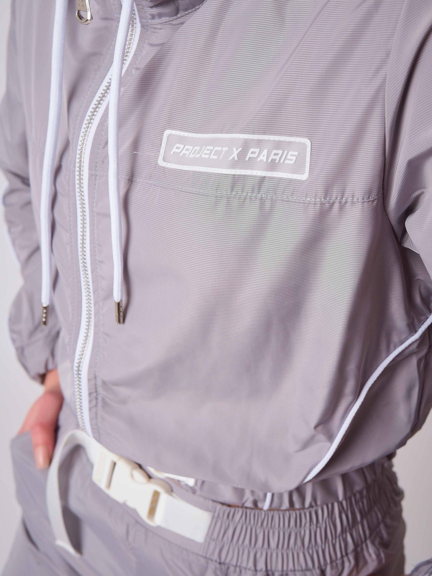 veste-a-capuche-piping-contraste-gris-clair