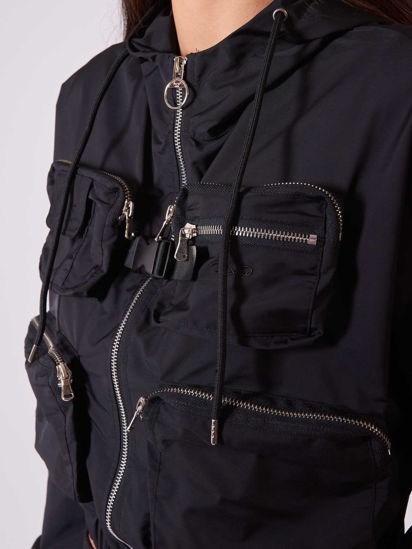 veste-capuche-poches-relief-f203076-noir-detailshot