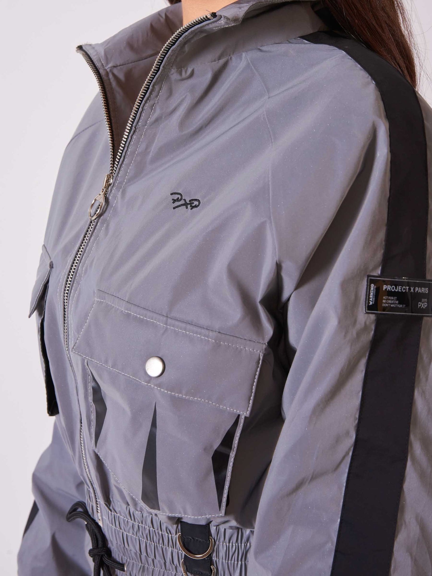 veste-courte-poches-oversize-reflechissant-modelshot