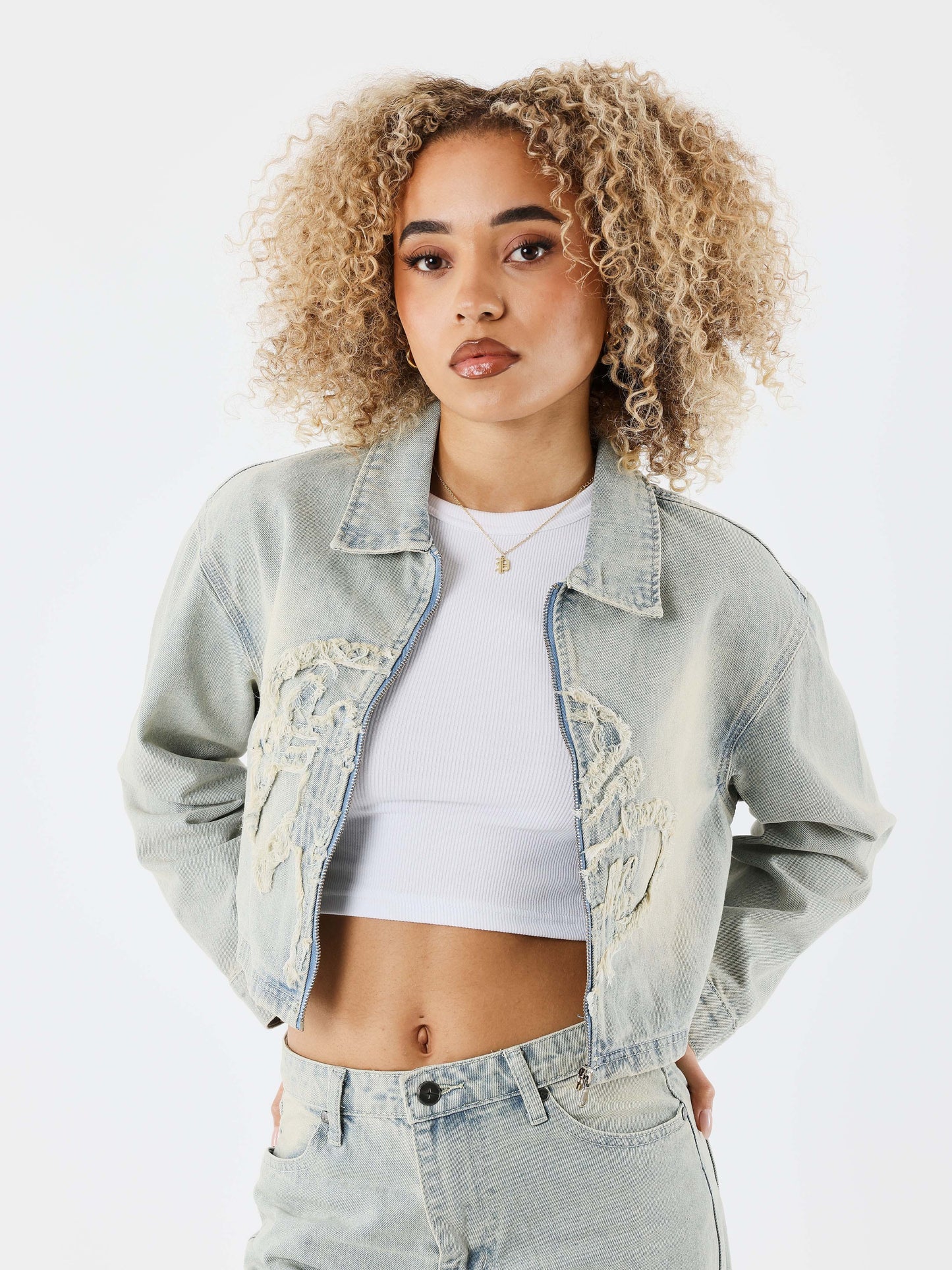 veste-crop-en-denim-delave-bleu
