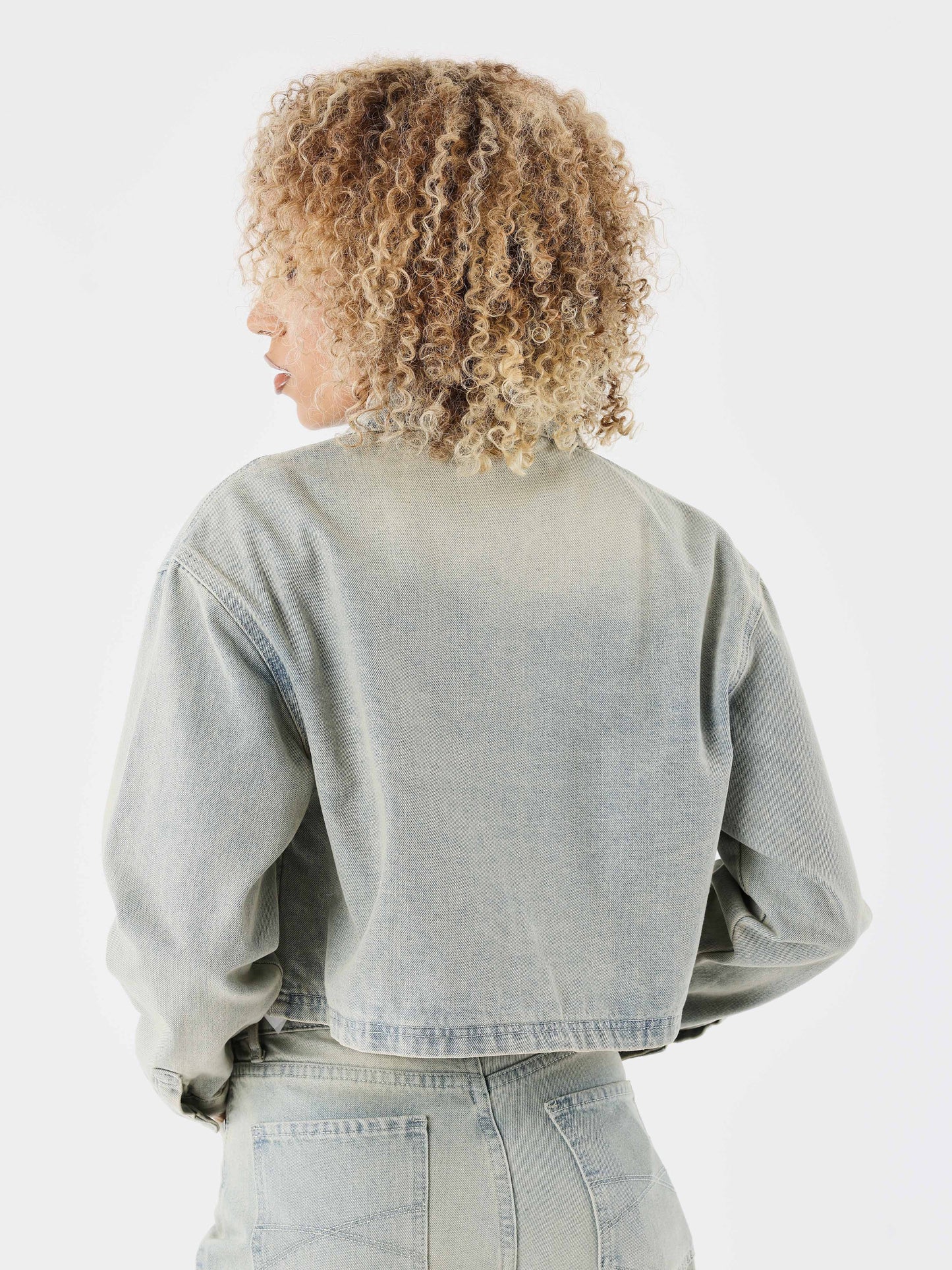 veste-crop-en-denim-delave-bleu