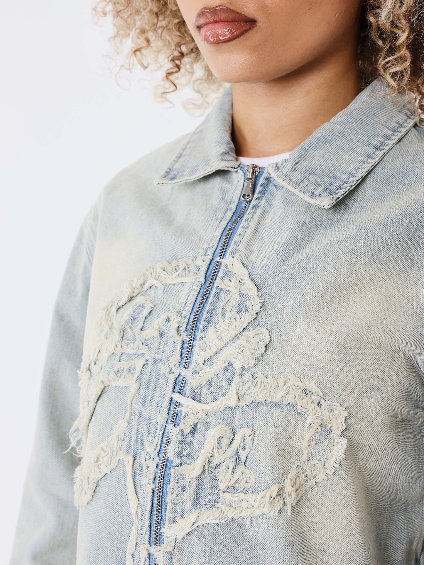 veste-crop-en-denim-delave-bleu