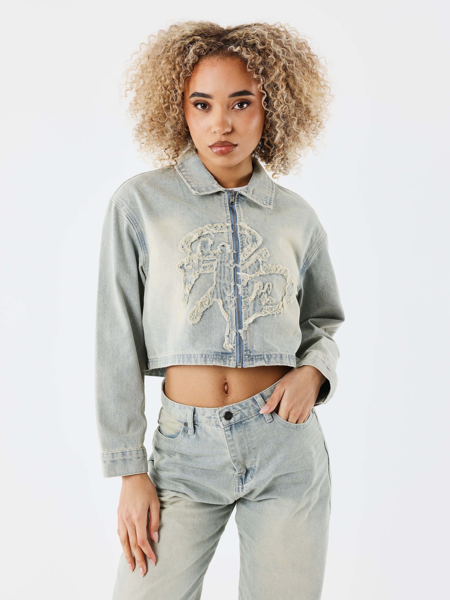 veste-crop-en-denim-delave-bleu