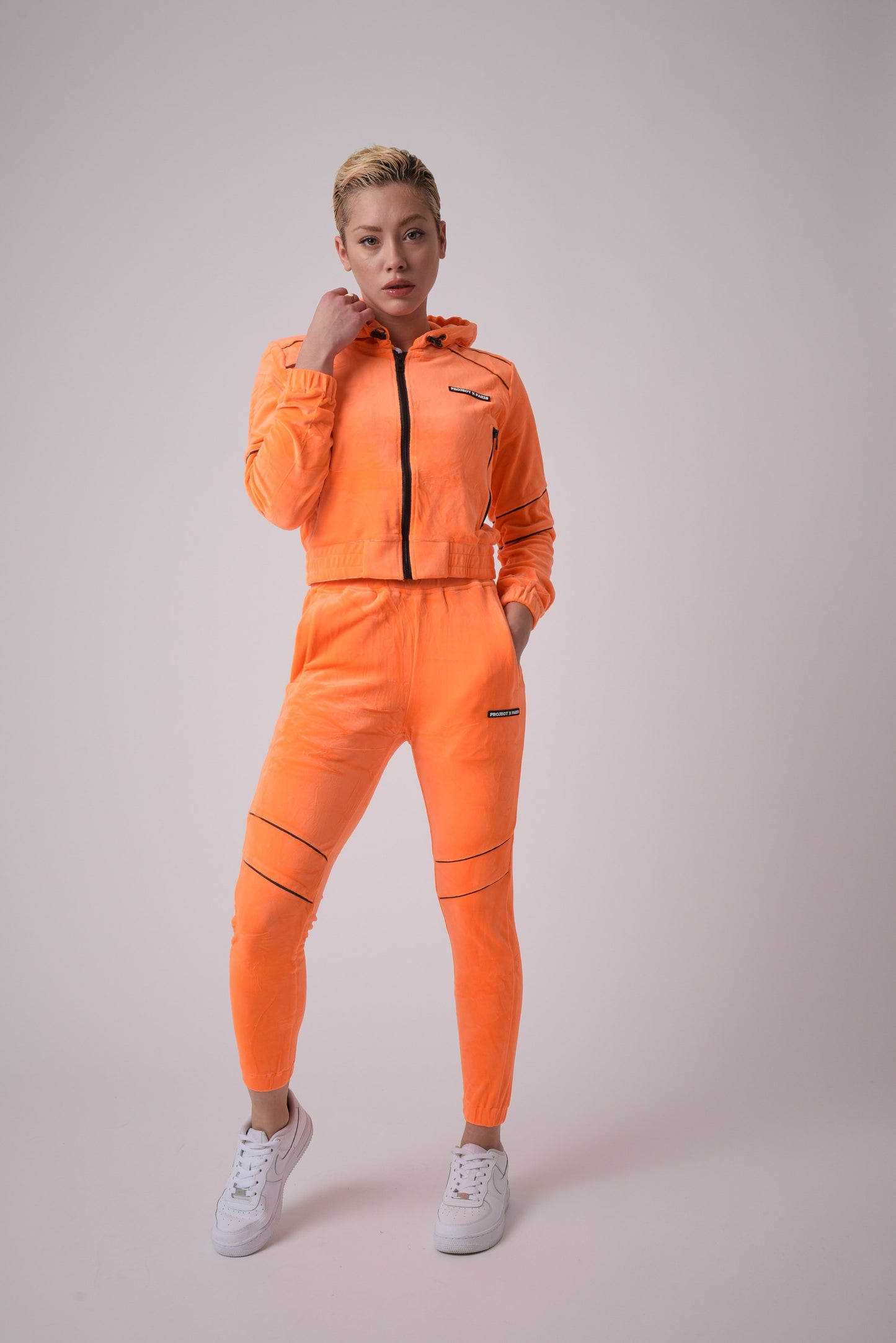veste-velvet-a-capuche-avec-pipings-contrastes-orange