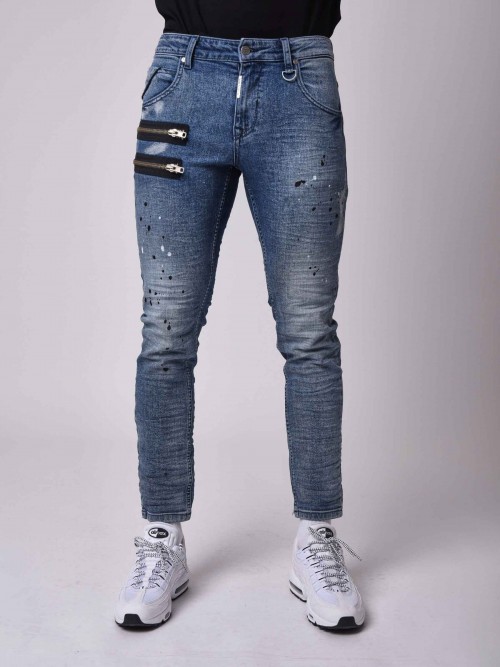 Jeans pitillo de lavado azul, con lunares y cremalleras laterales visibles