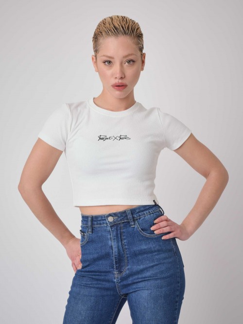 Camiseta crop acanalada con logotipo bordado - Blanco