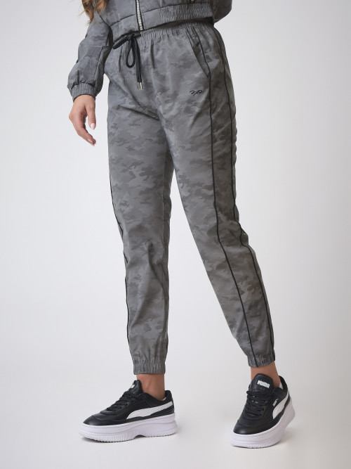 Pantaloni da jogging riflettenti con stampa camouflage "CAMO REFLECT