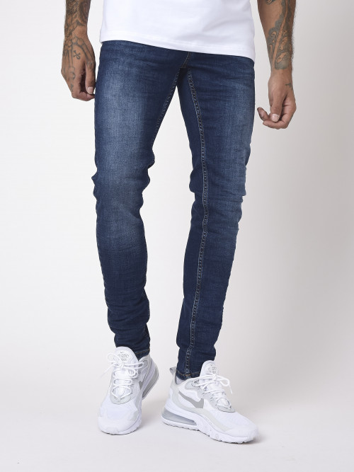 Jeans pitillo básicos azules con efecto arañazo