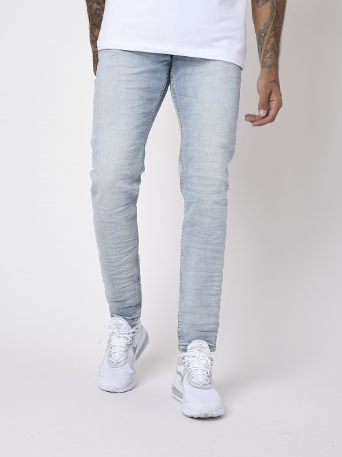 Schmale Basic-Jeans in blassem Blau