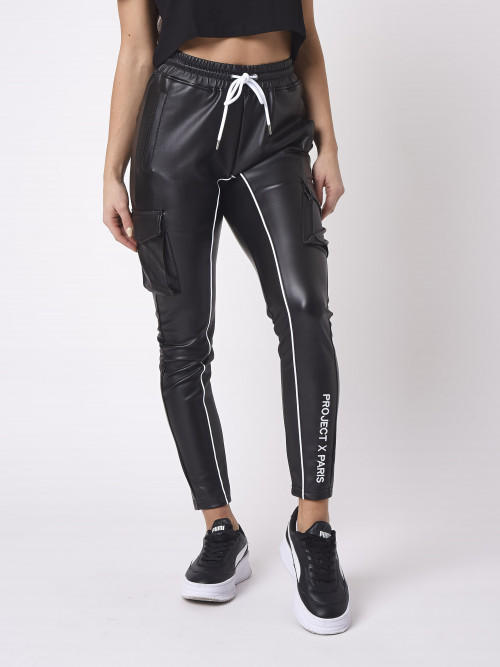 Tubos e bordados em contraste nas calças de jogging em pele sintética - Preto