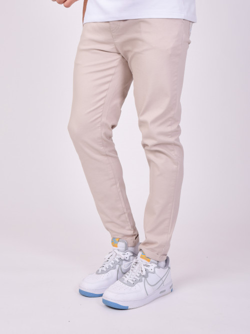 Pantalón slim básico con logotipo bordado - Marfil