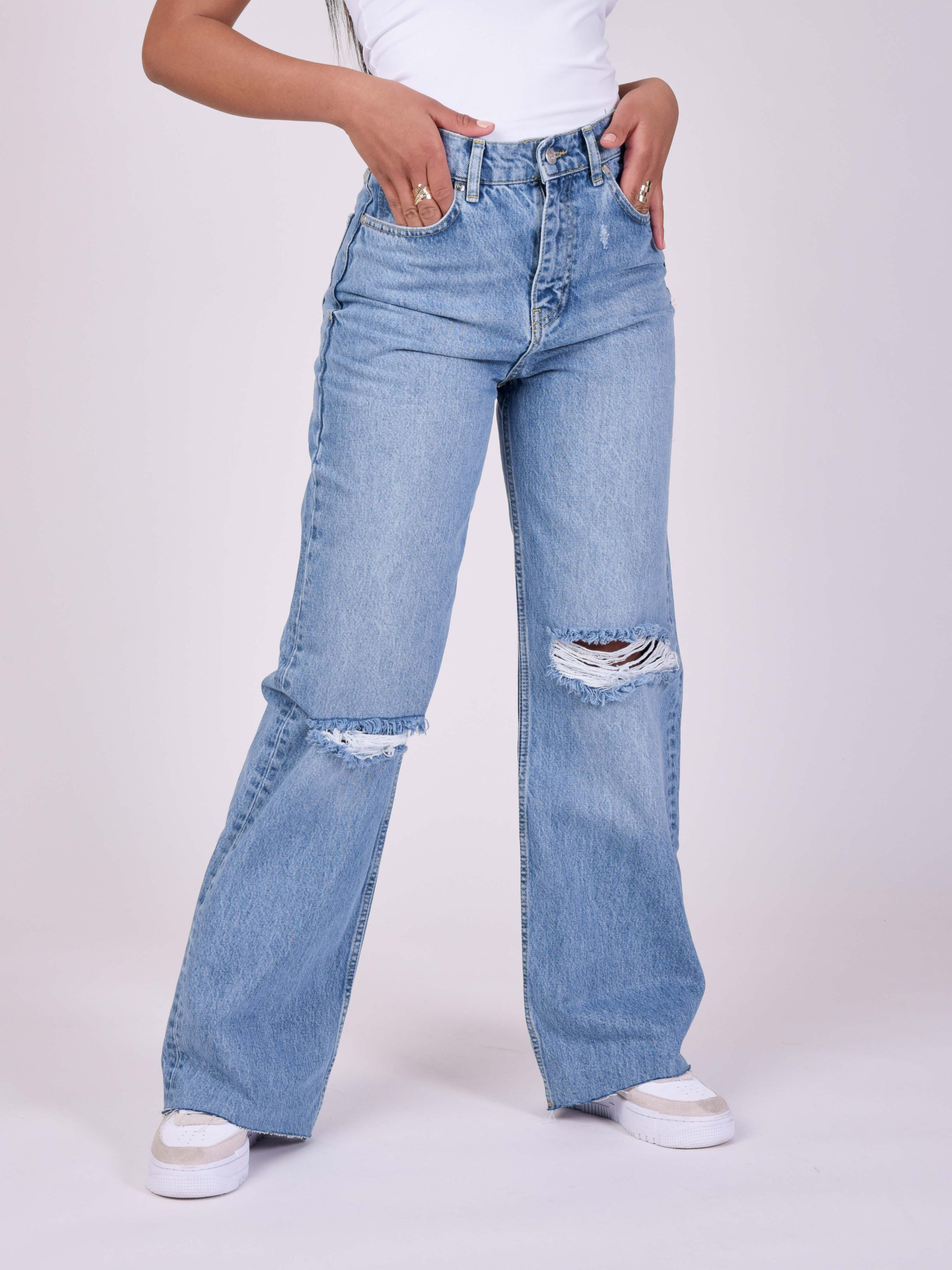 Wide-leg jeans with holes