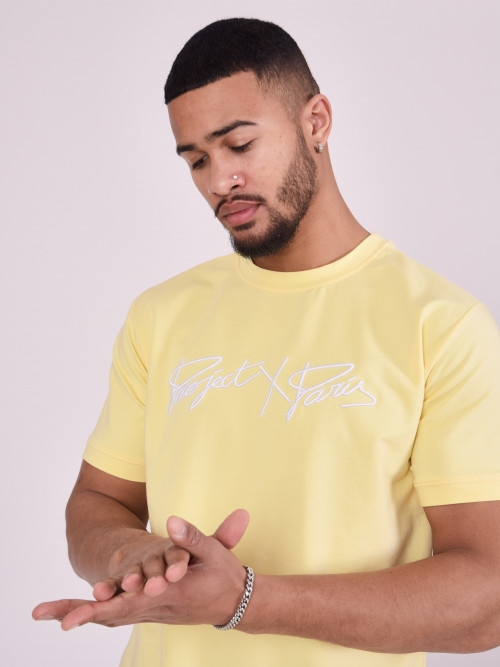 T-shirt básica com logógênero bordado - Amarelo
