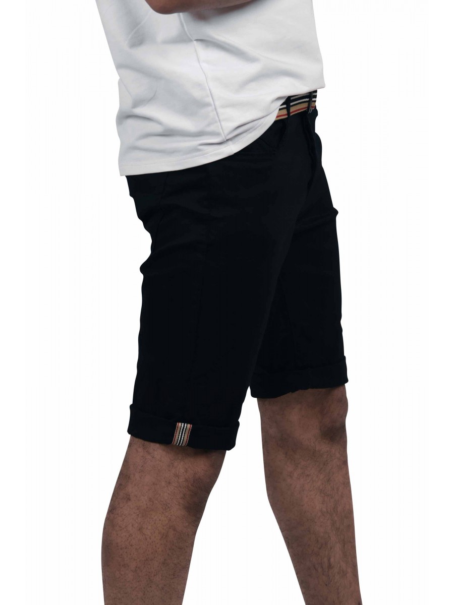 Shorts with beige belt included