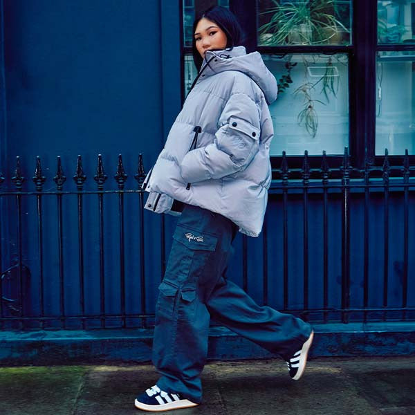 Comment bien s'habiller avec un pantalon cargo pour femme ?