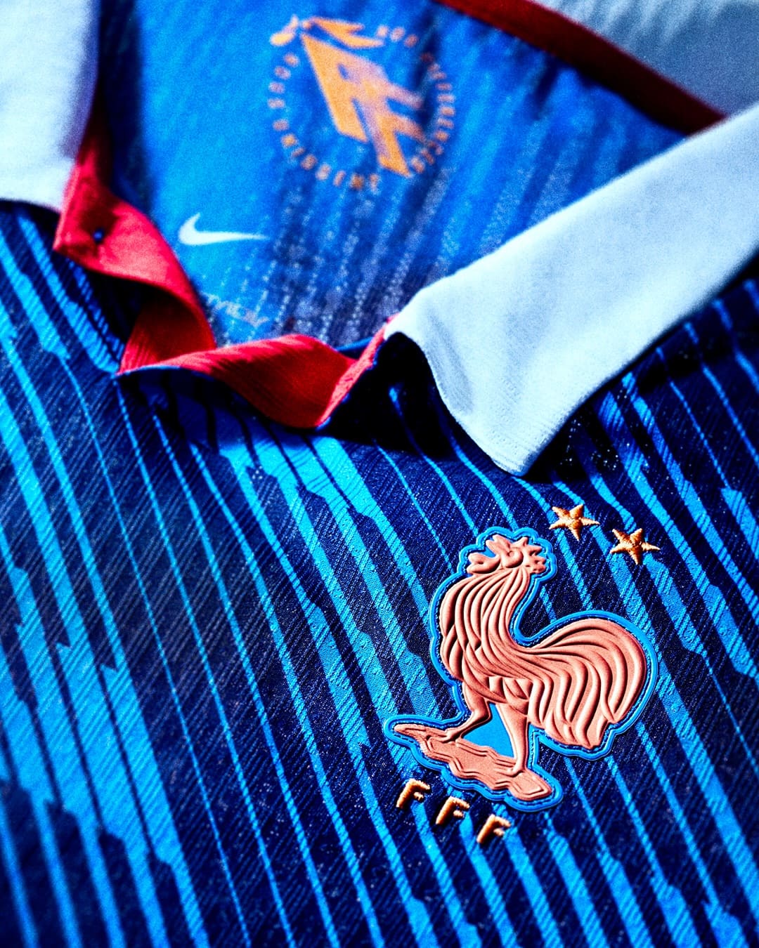 Maillot équipe de France 2026 : le bleu nuit et l’inspiration Statue de la Liberté pour la coupe du monde