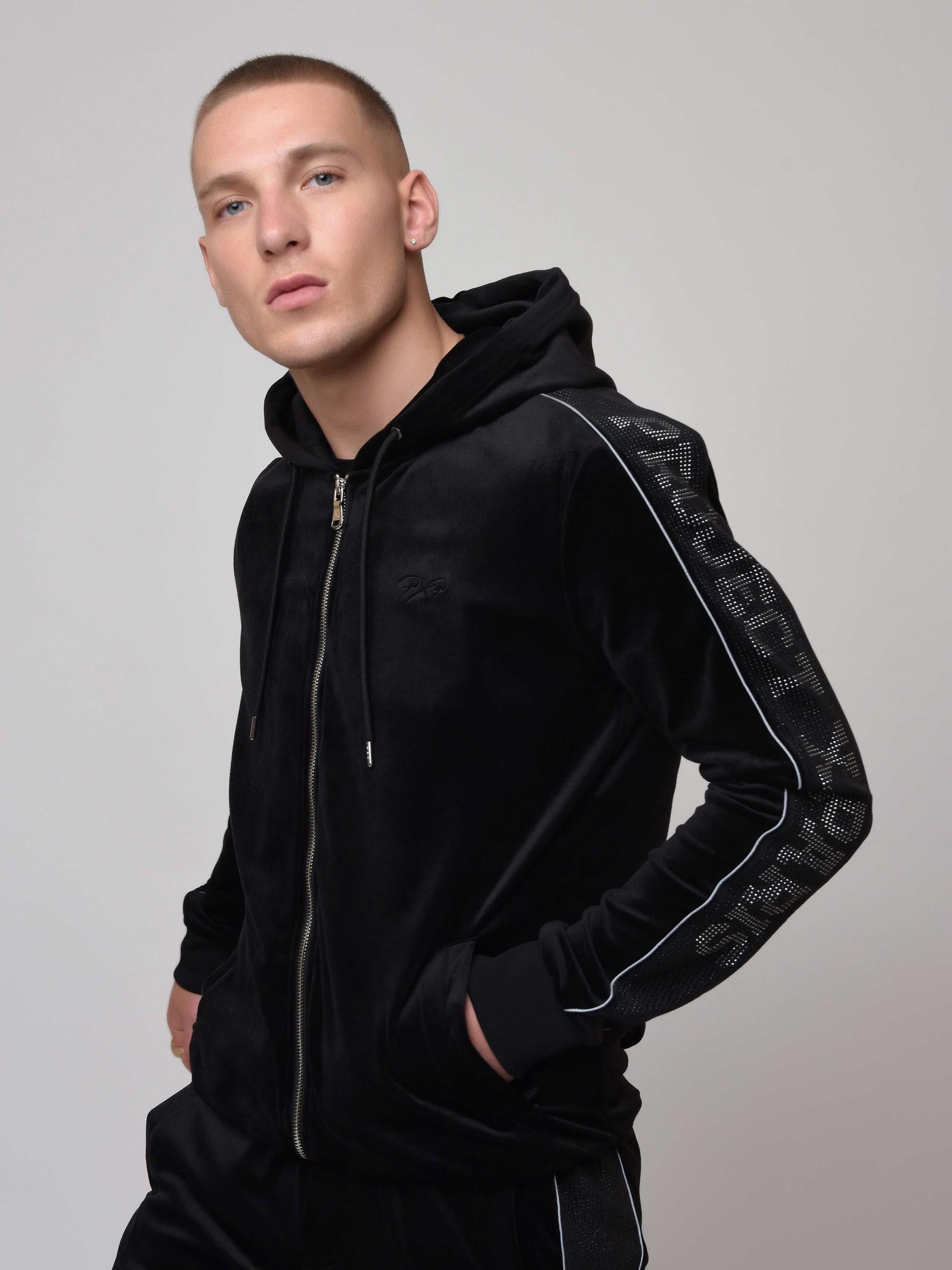 1930045-noir-modelshot