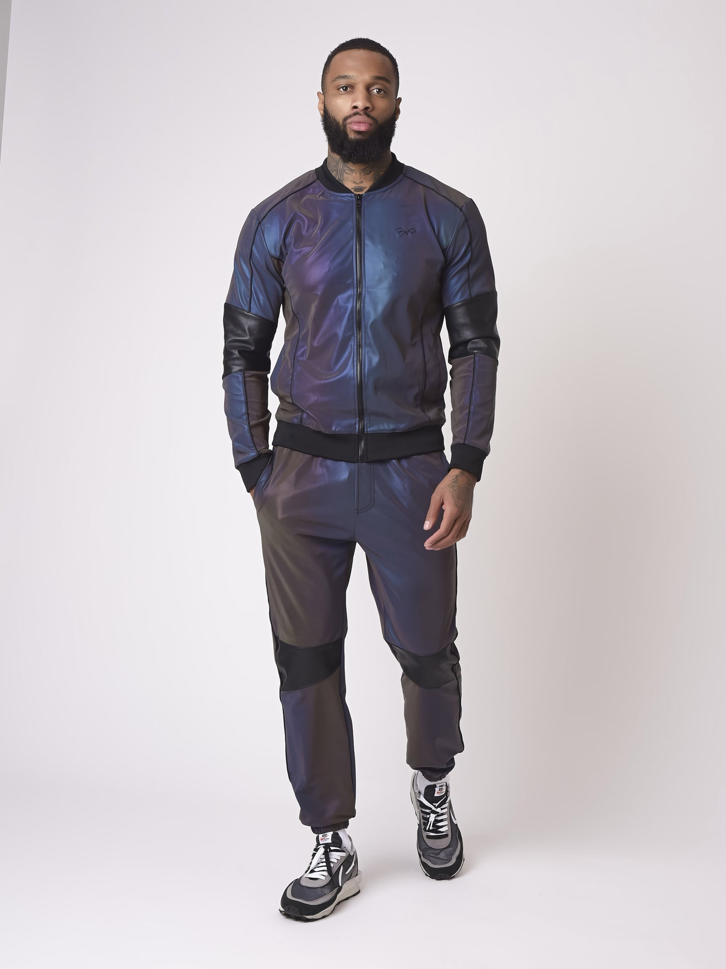 2030087-reflechissant