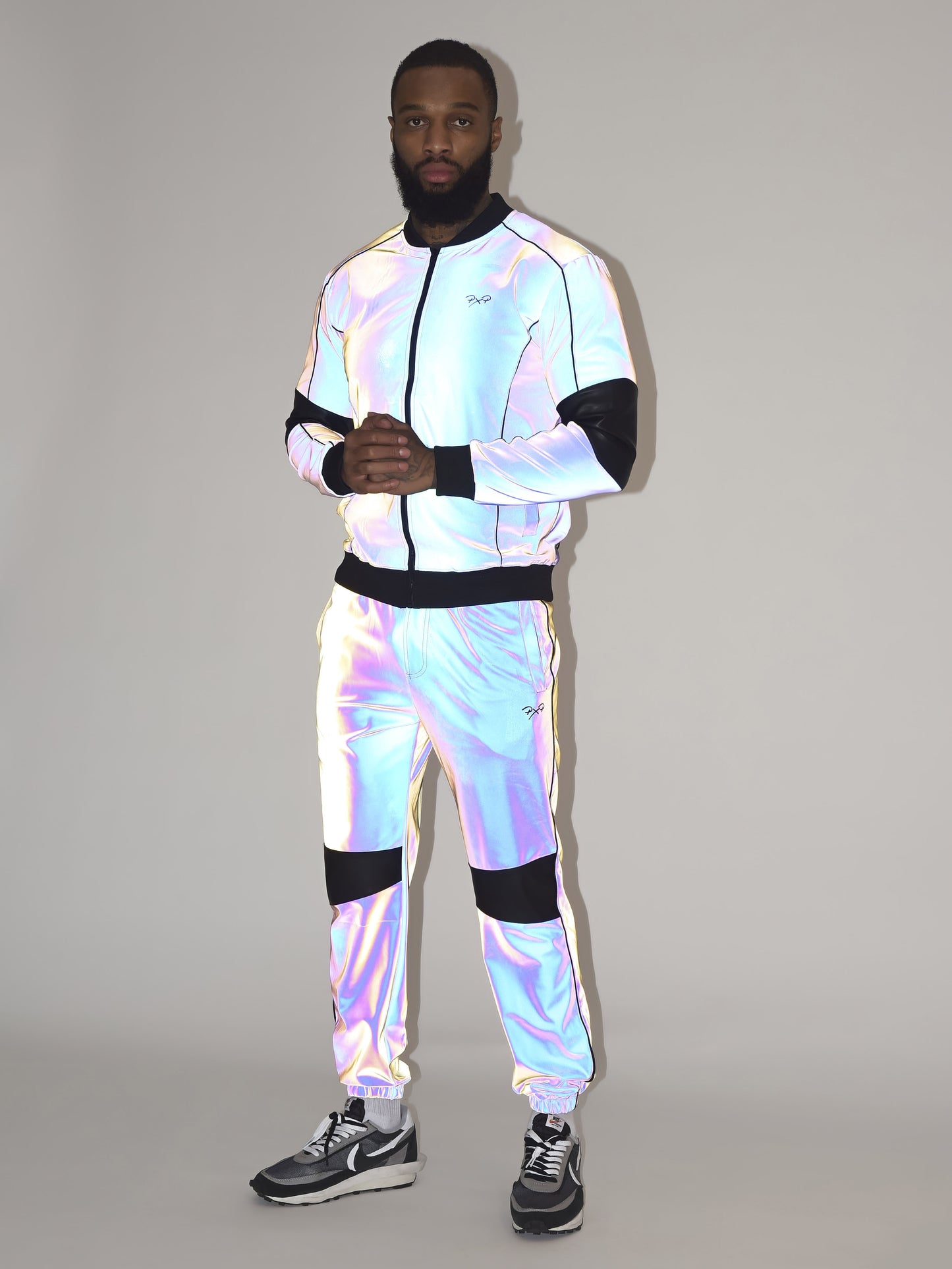 2040087-reflechissant