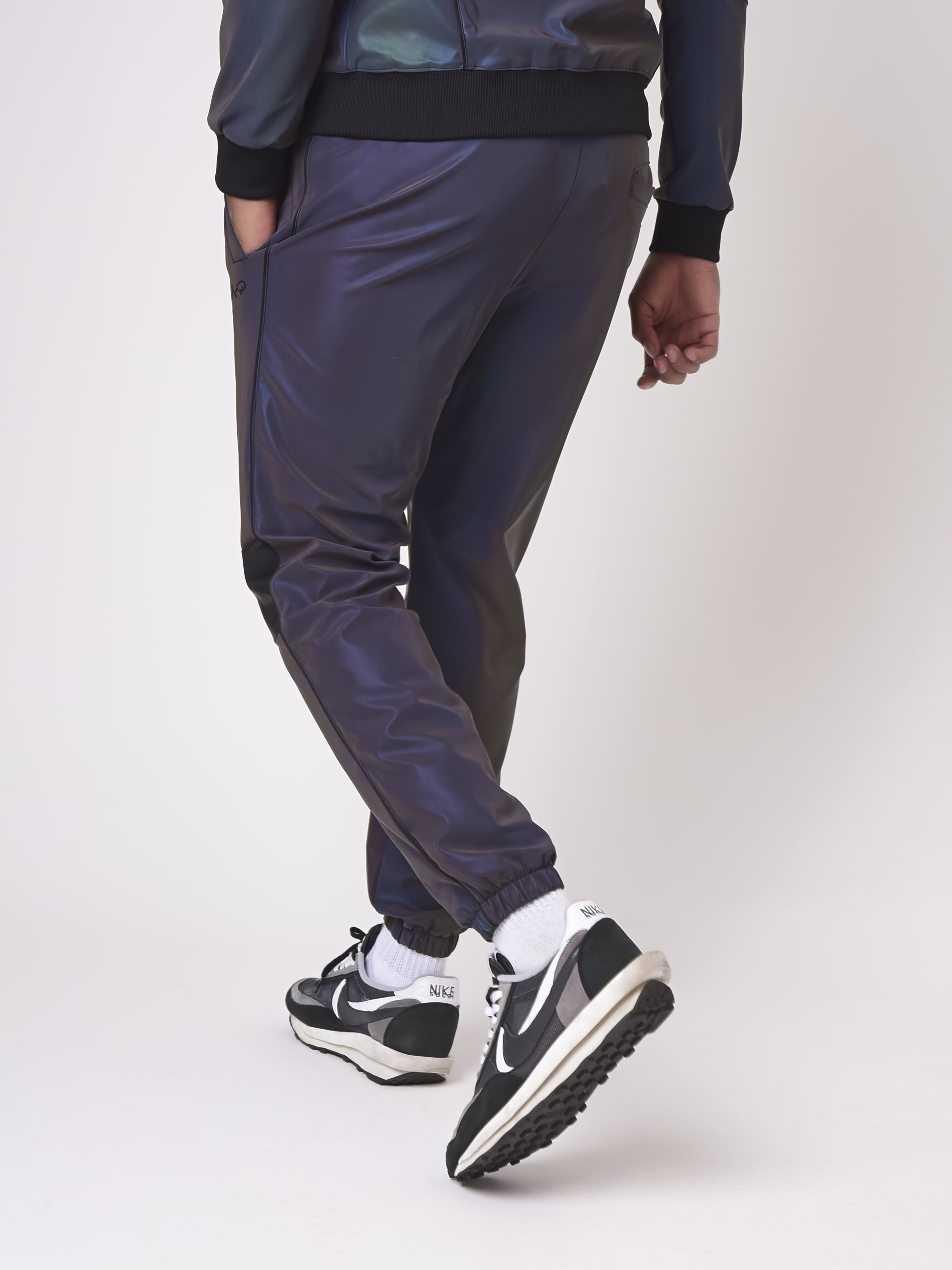 2040087-reflechissant