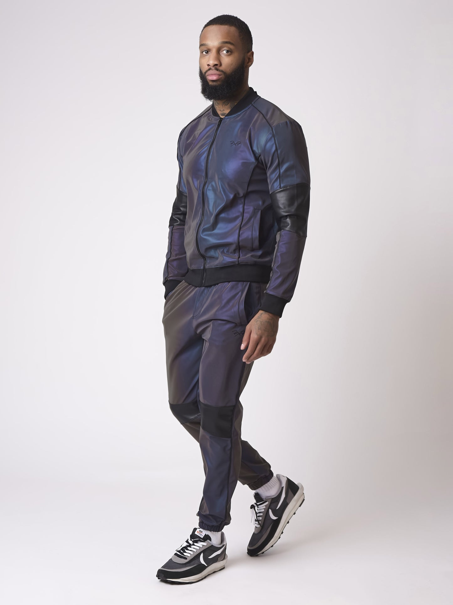 2040087-reflechissant