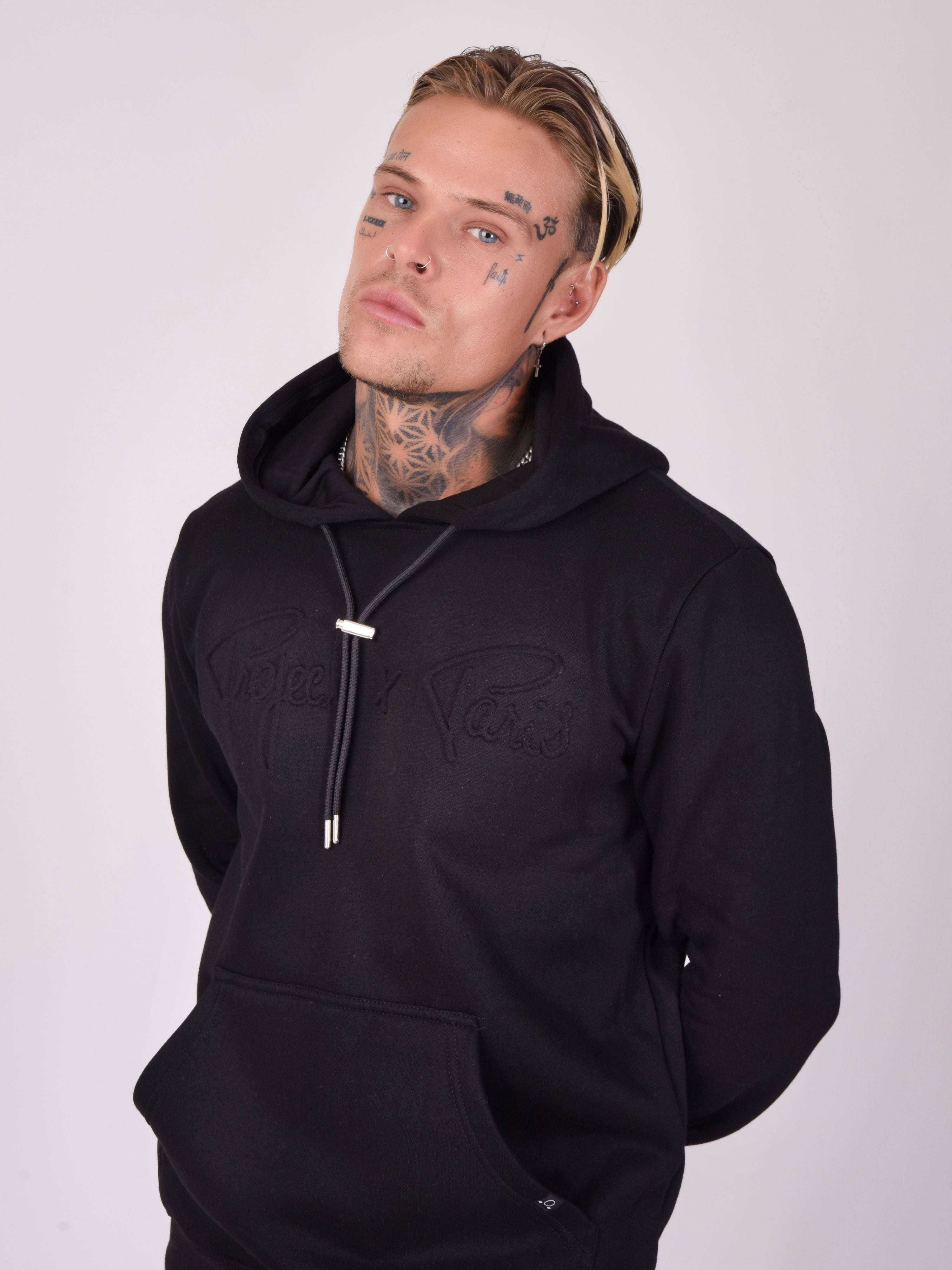 2120204-noir-modelshot