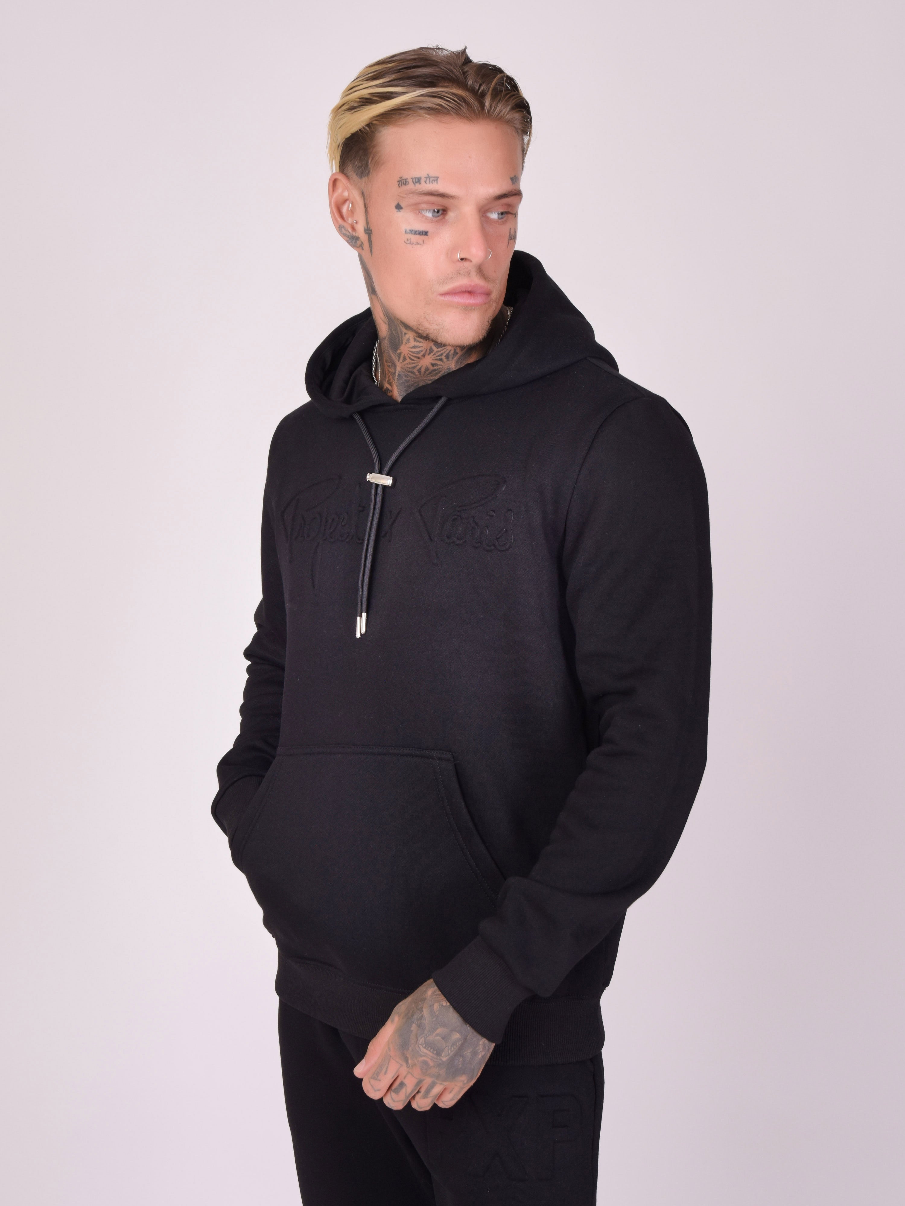 2120204-noir-modelshot
