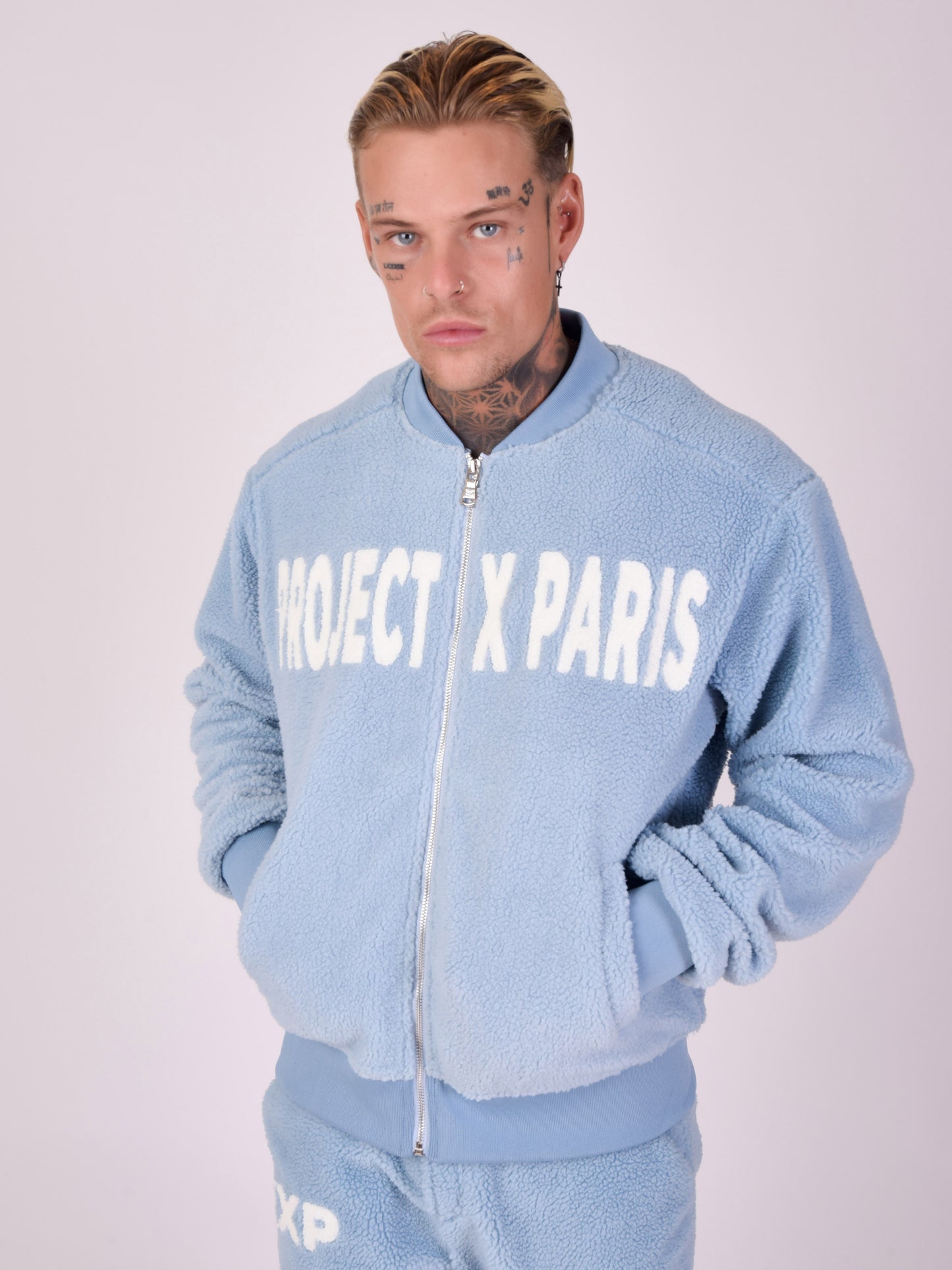 2130136-bleu-ciel-modelshot