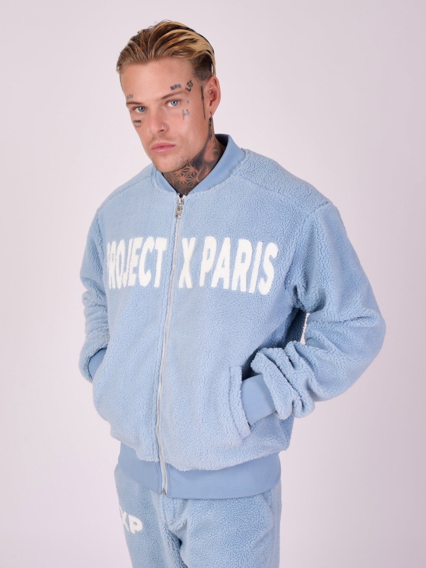 2130136-bleu-ciel-modelshot