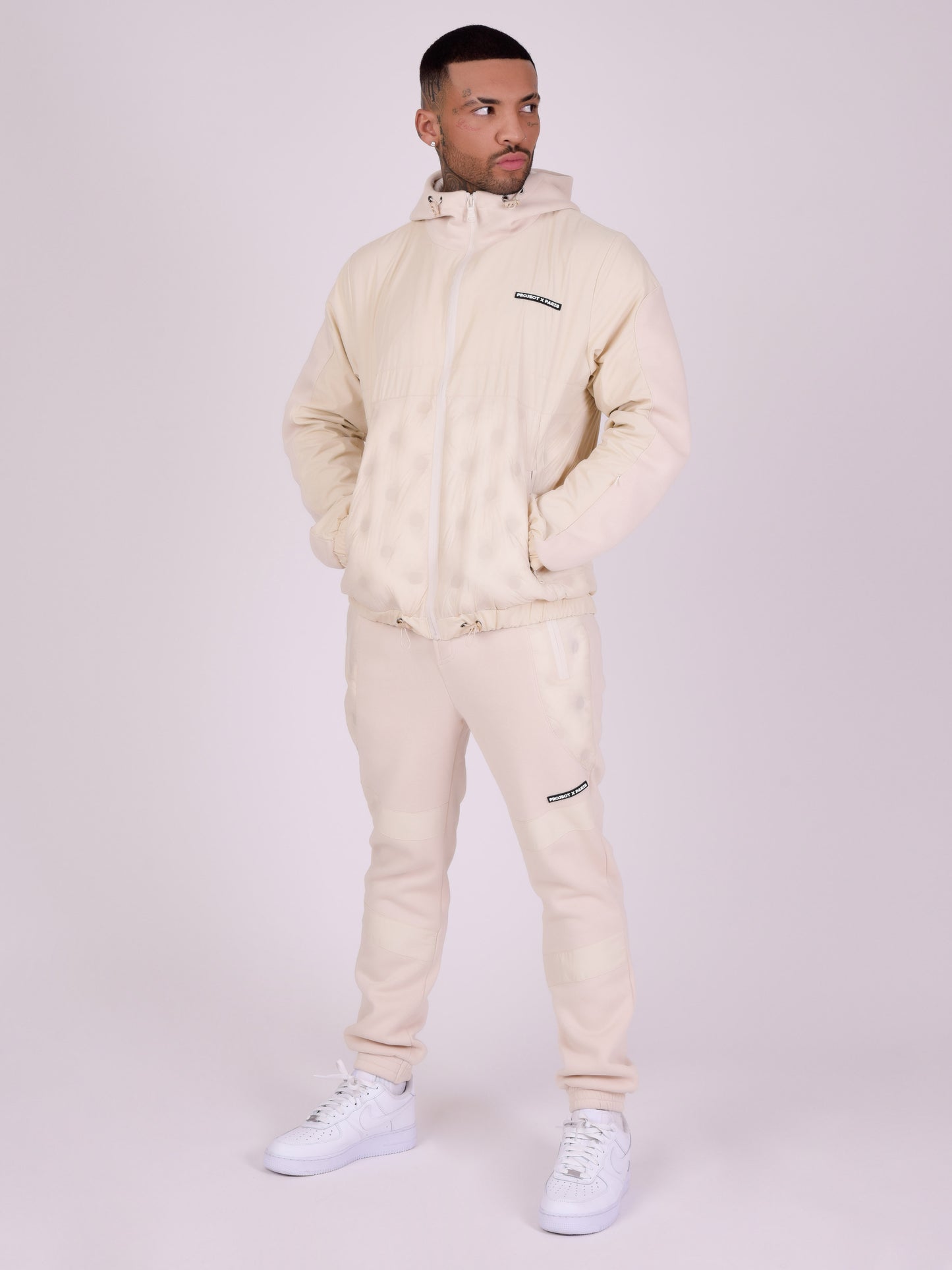 2130141-ivoire-modelshot
