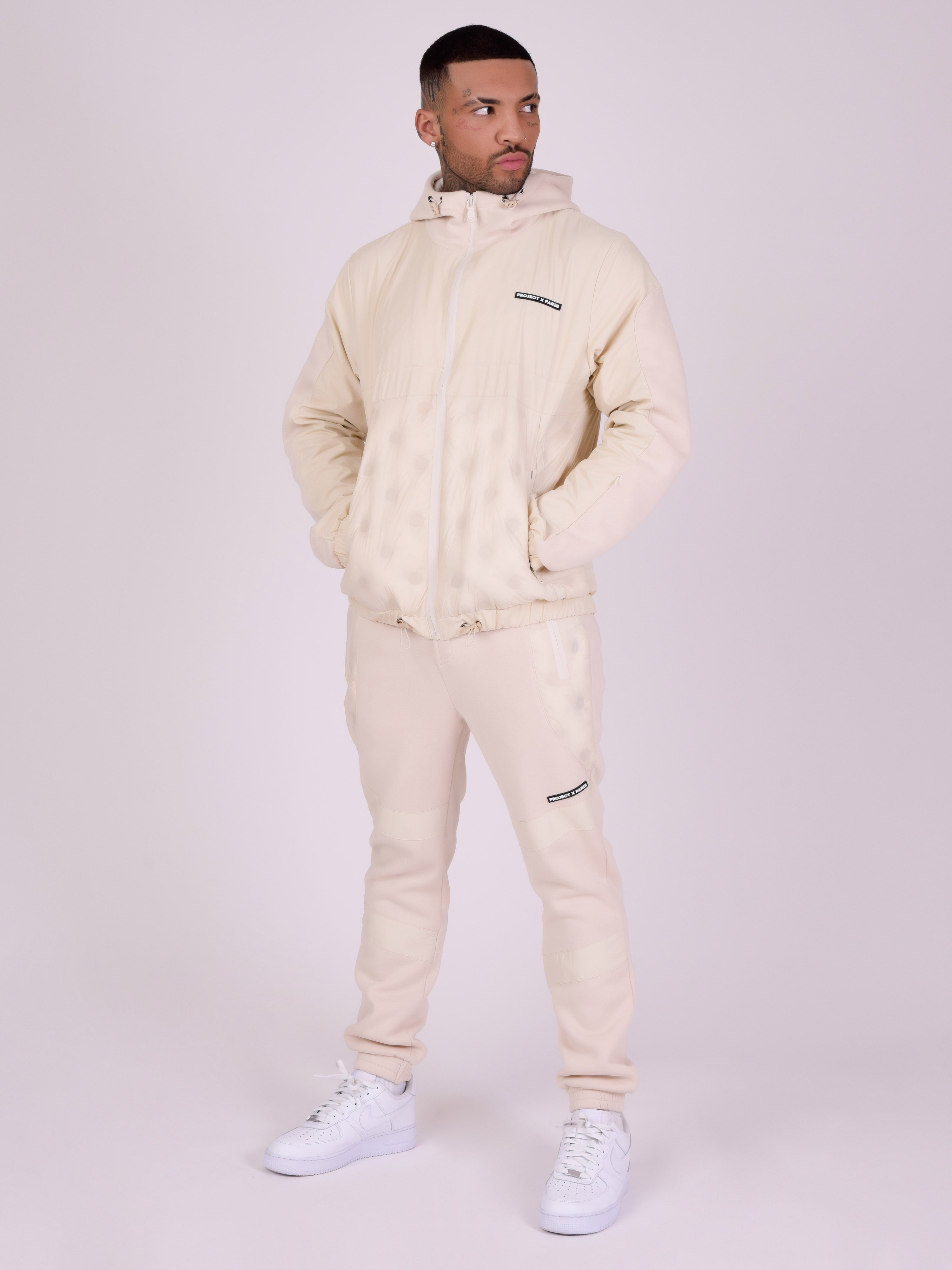 2130141-ivoire-modelshot
