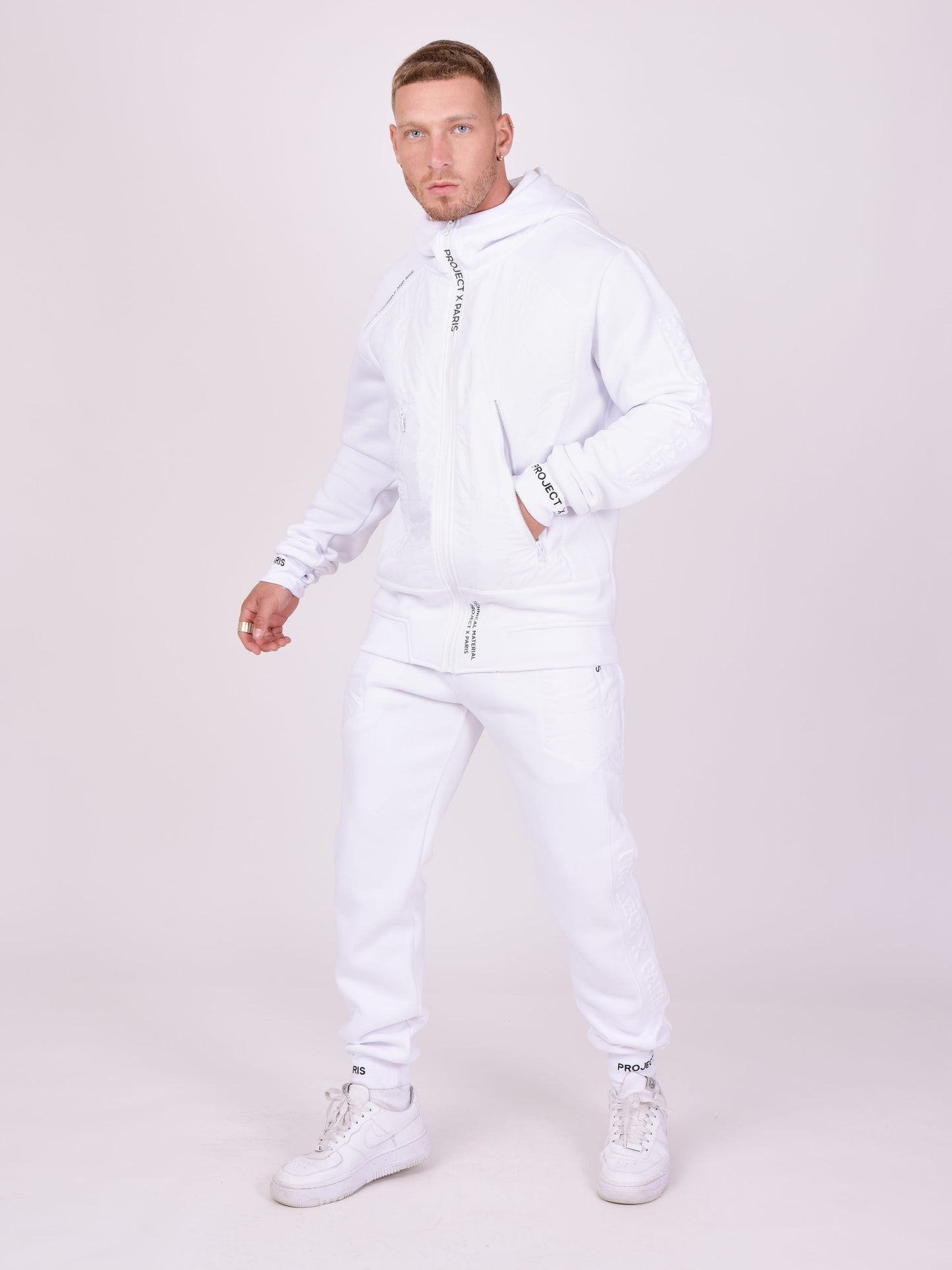 2140140-blanc-modelshot