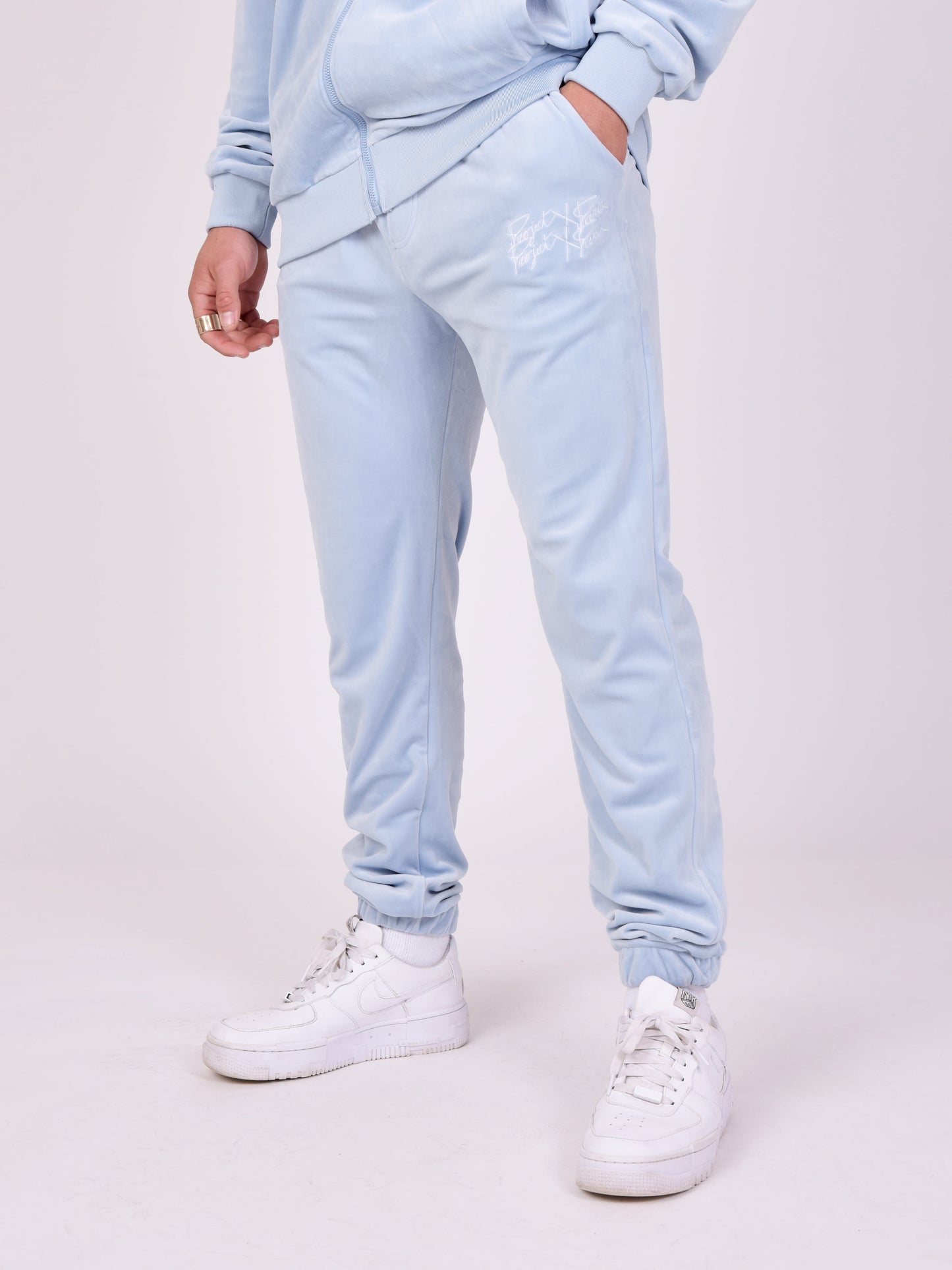 2140142-bleu-ciel-modelshot