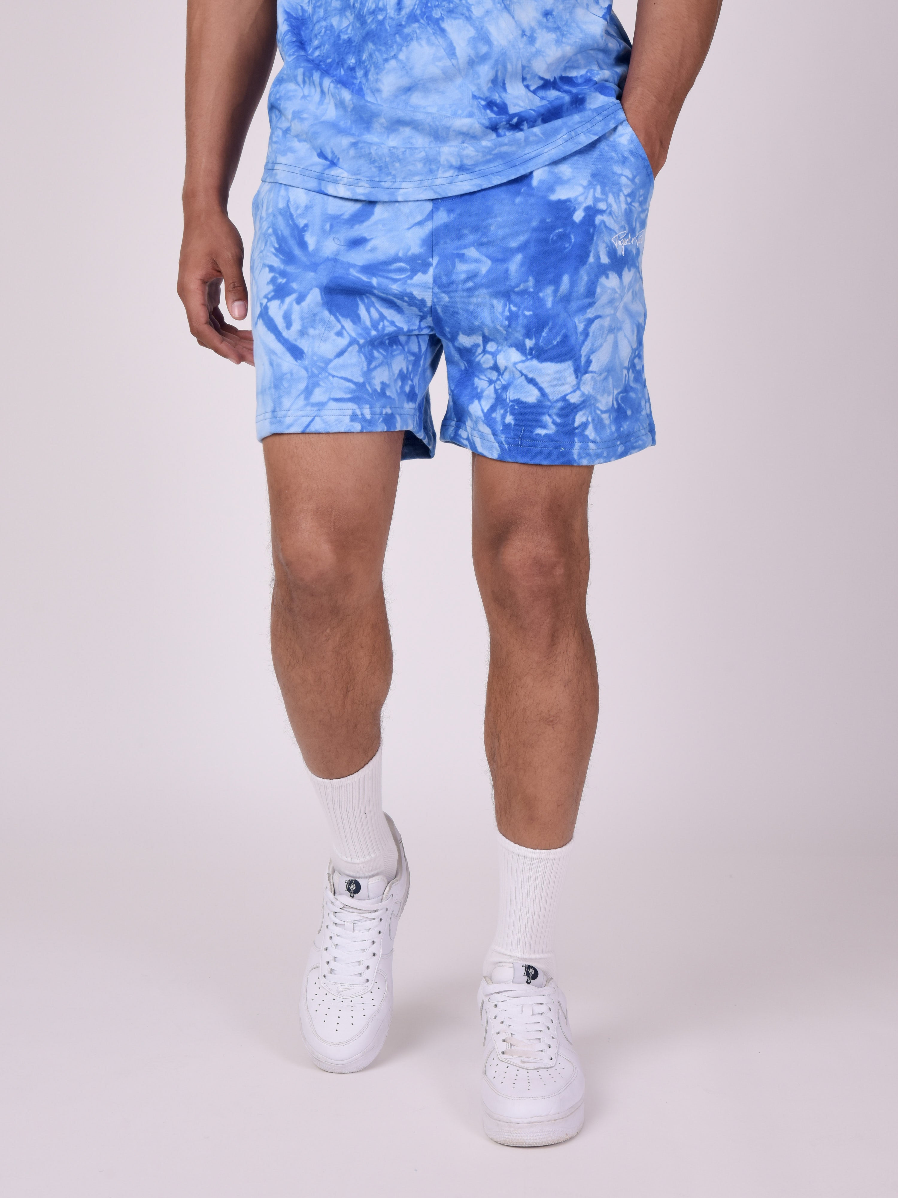 2140153-bleu-modelshot