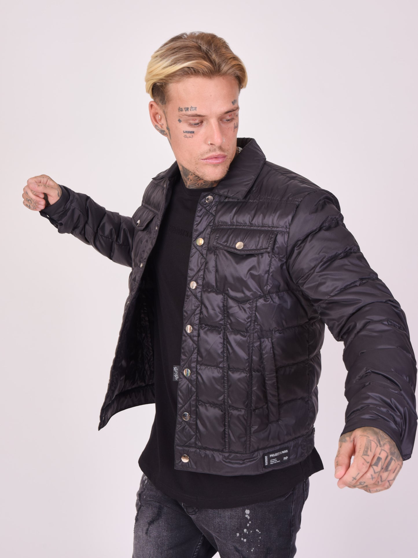 2150018-noir-modelshot